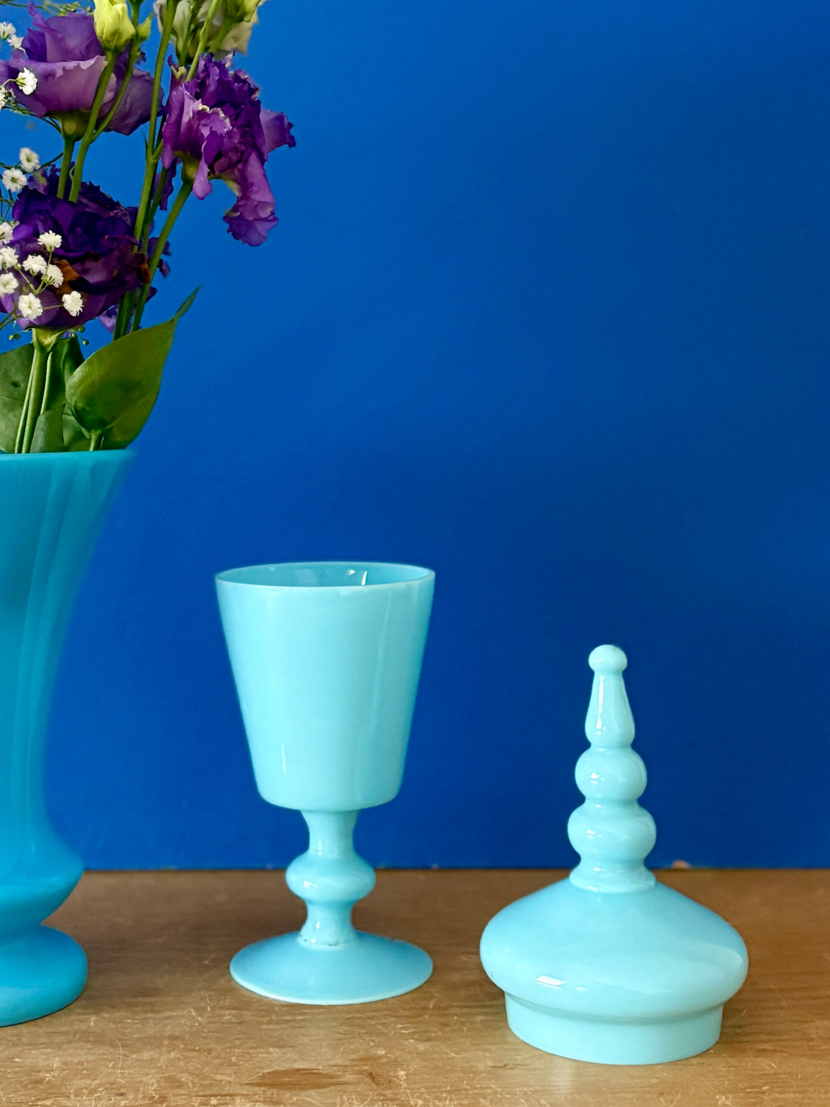 Vase et bonbonnière en opaline bleue