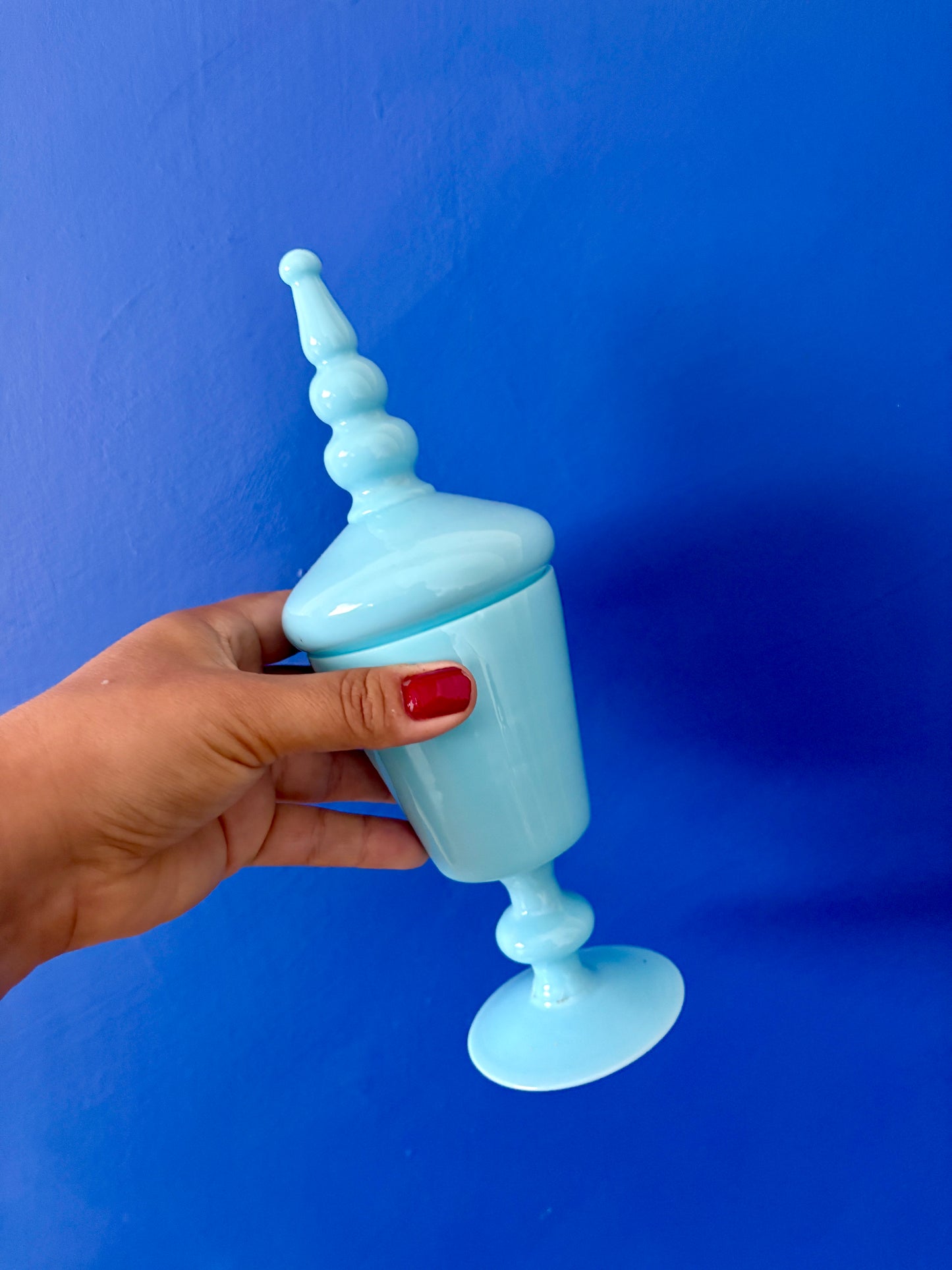 Vase et bonbonnière en opaline bleue