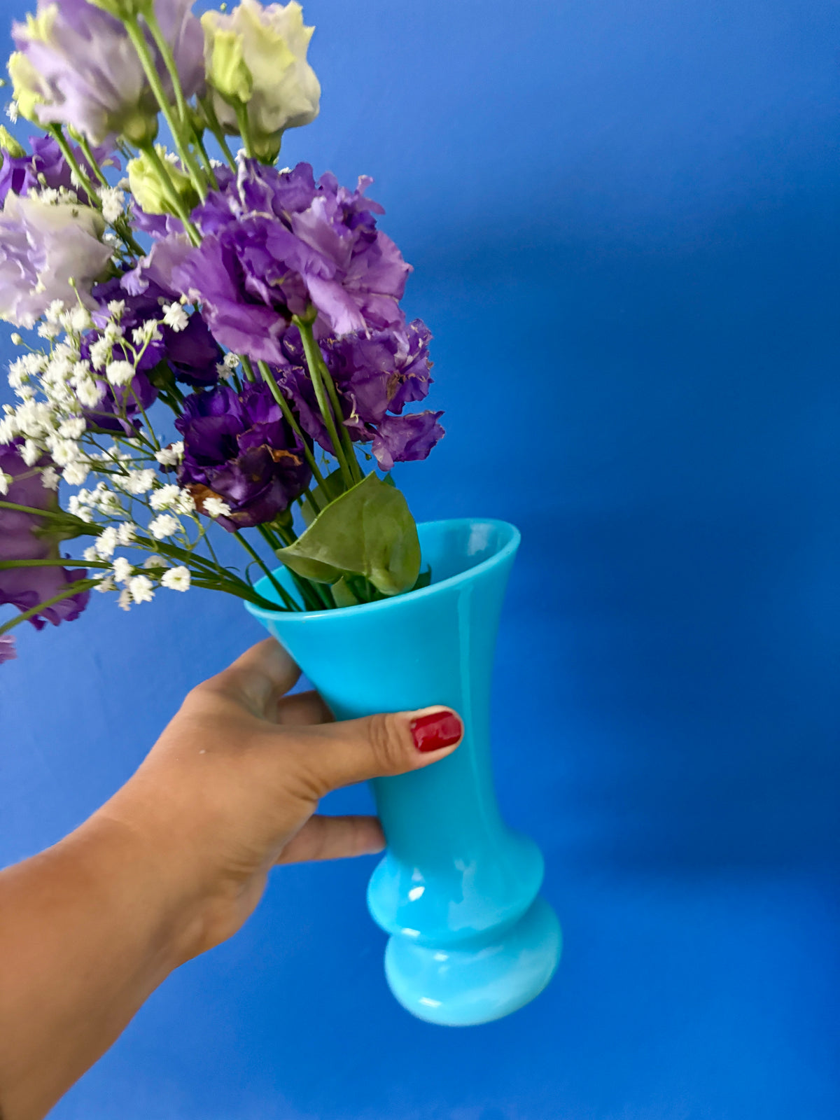 Vase et bonbonnière en opaline bleue