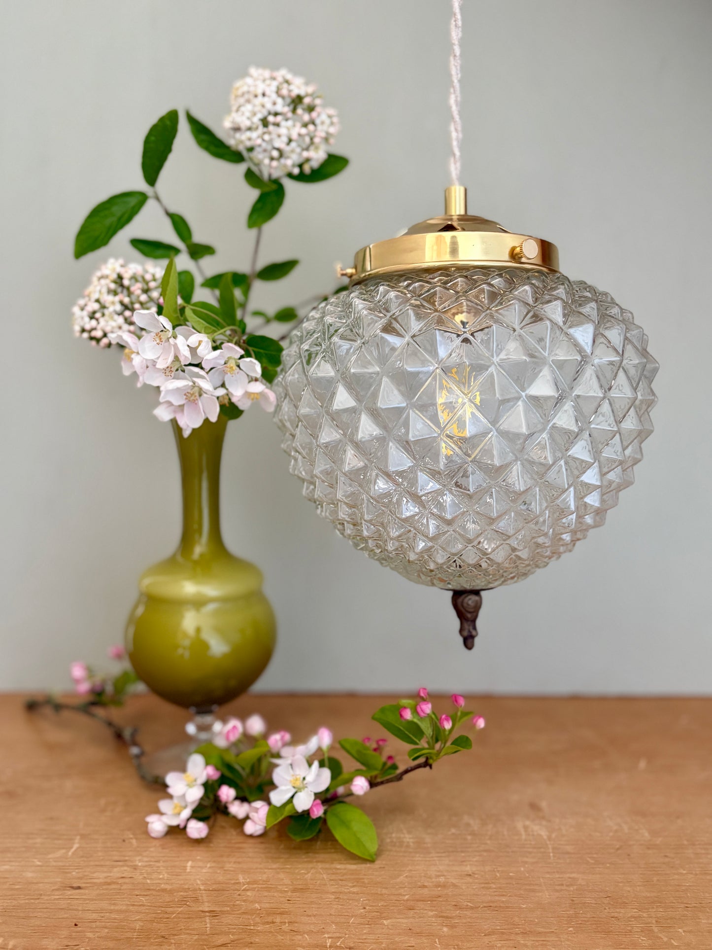 Suspension globe vintage en verre moulé pointe de diamant