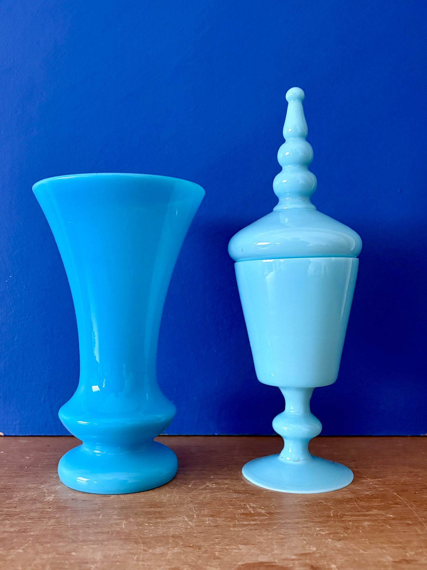 Vase et bonbonnière en opaline bleue