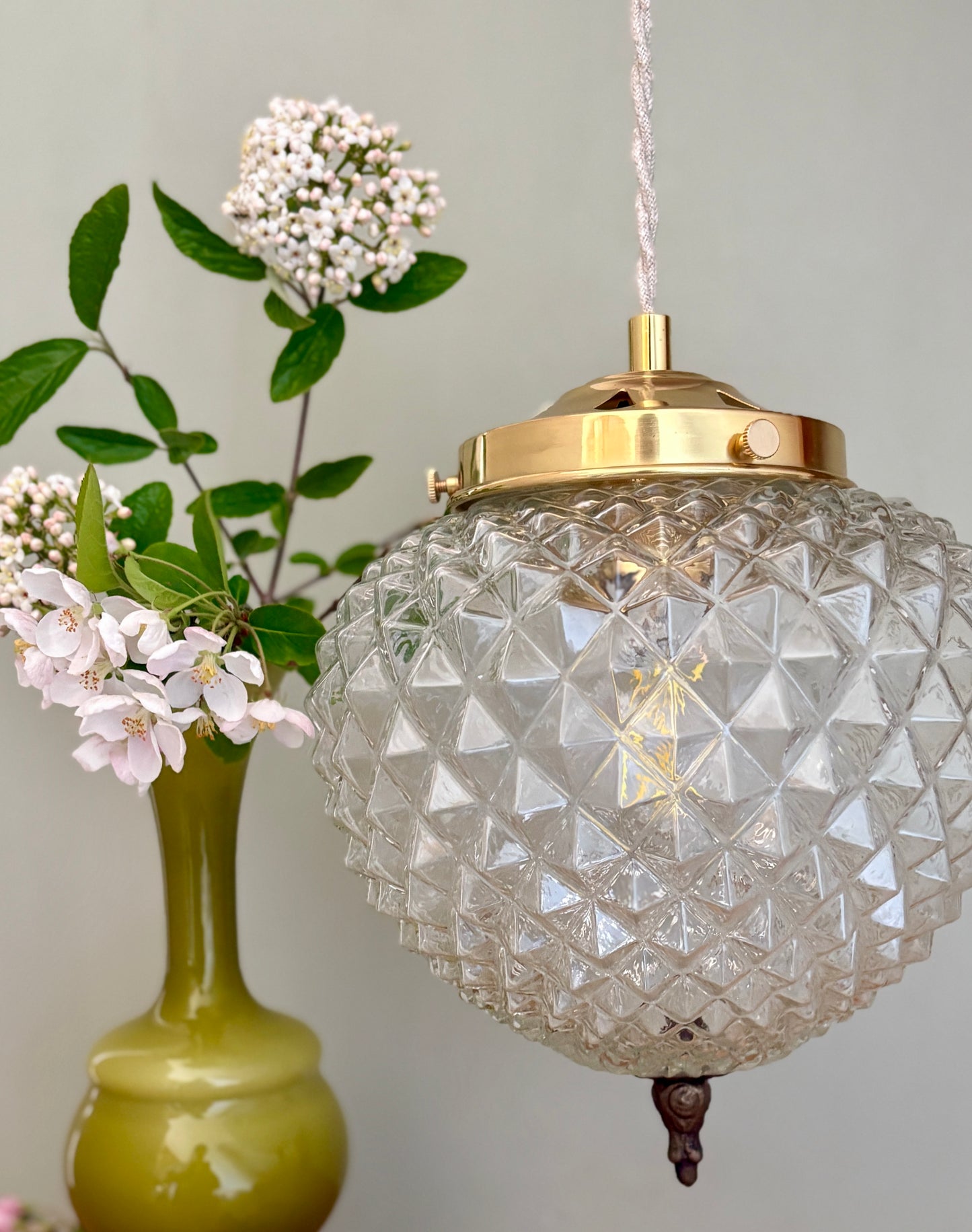 Suspension globe vintage en verre moulé pointe de diamant