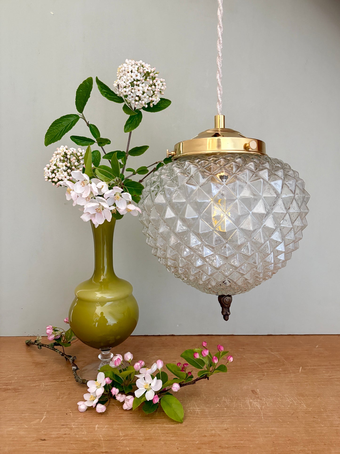 Suspension globe vintage en verre moulé pointe de diamant