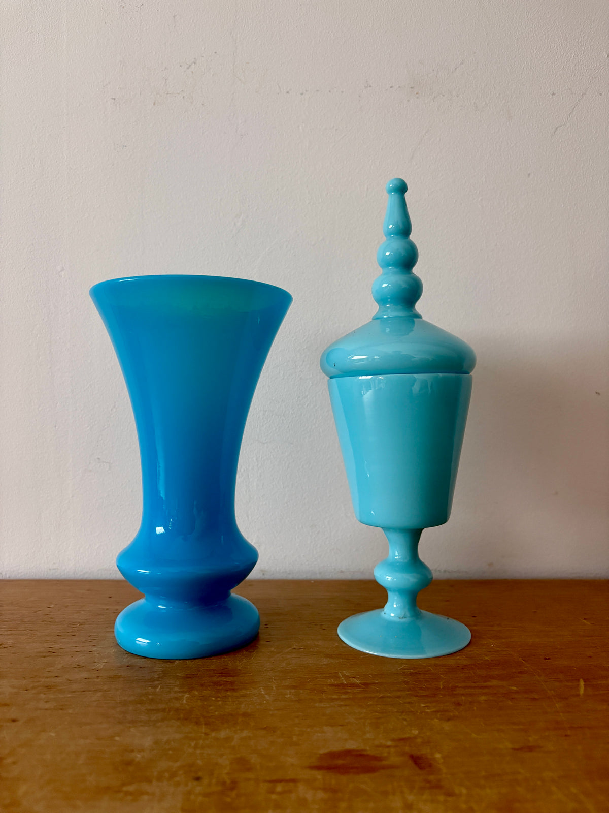 Vase et bonbonnière en opaline bleue