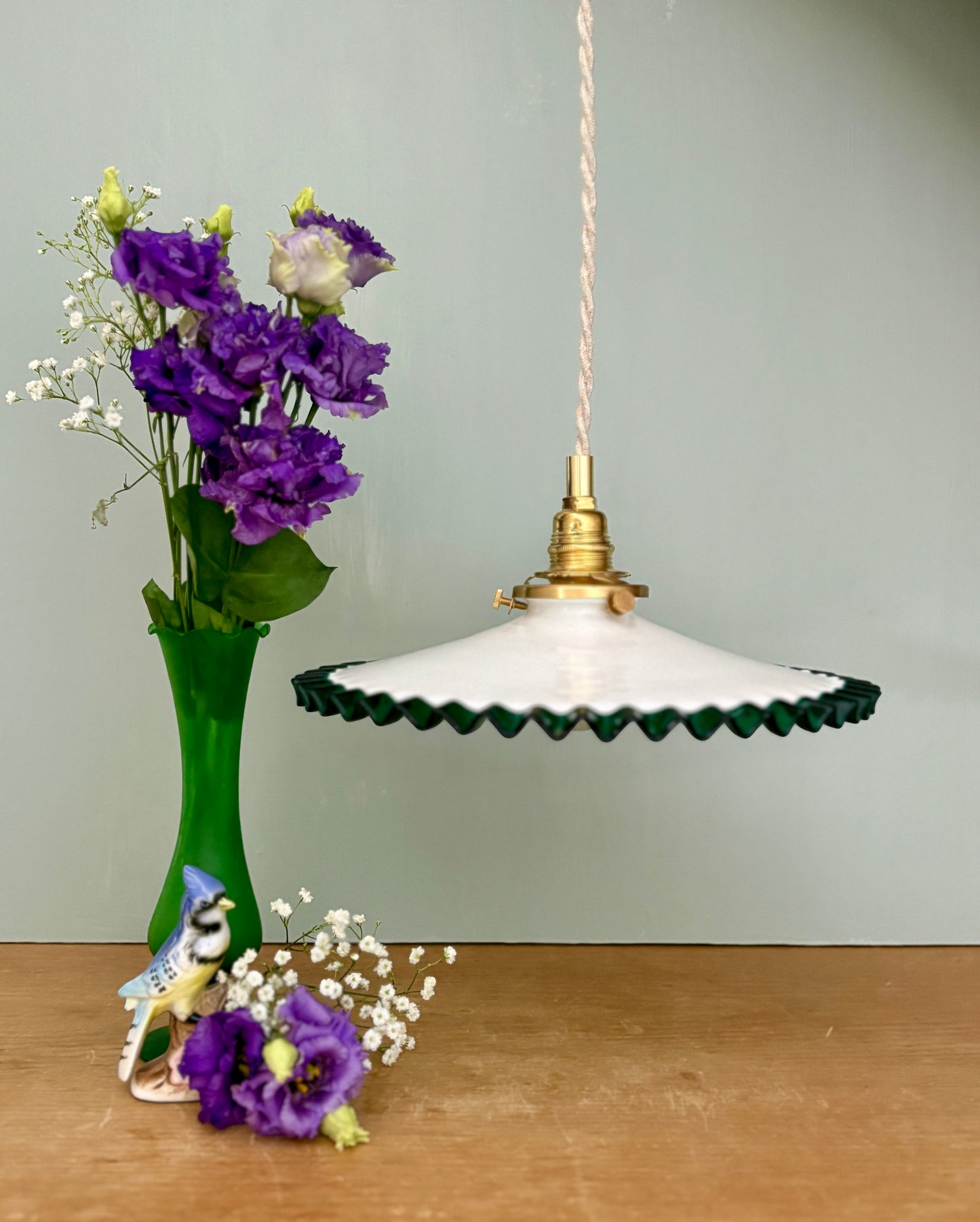 Suspension abat-jour ancien en opaline blanche et liseré vert foncé
