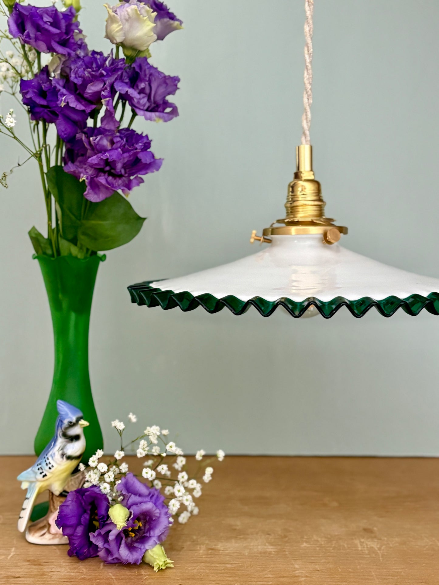 Suspension abat-jour ancien en opaline blanche et liseré vert foncé