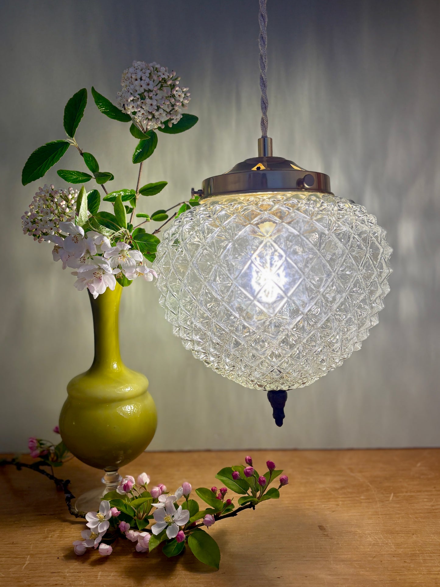 Suspension globe vintage en verre moulé pointe de diamant