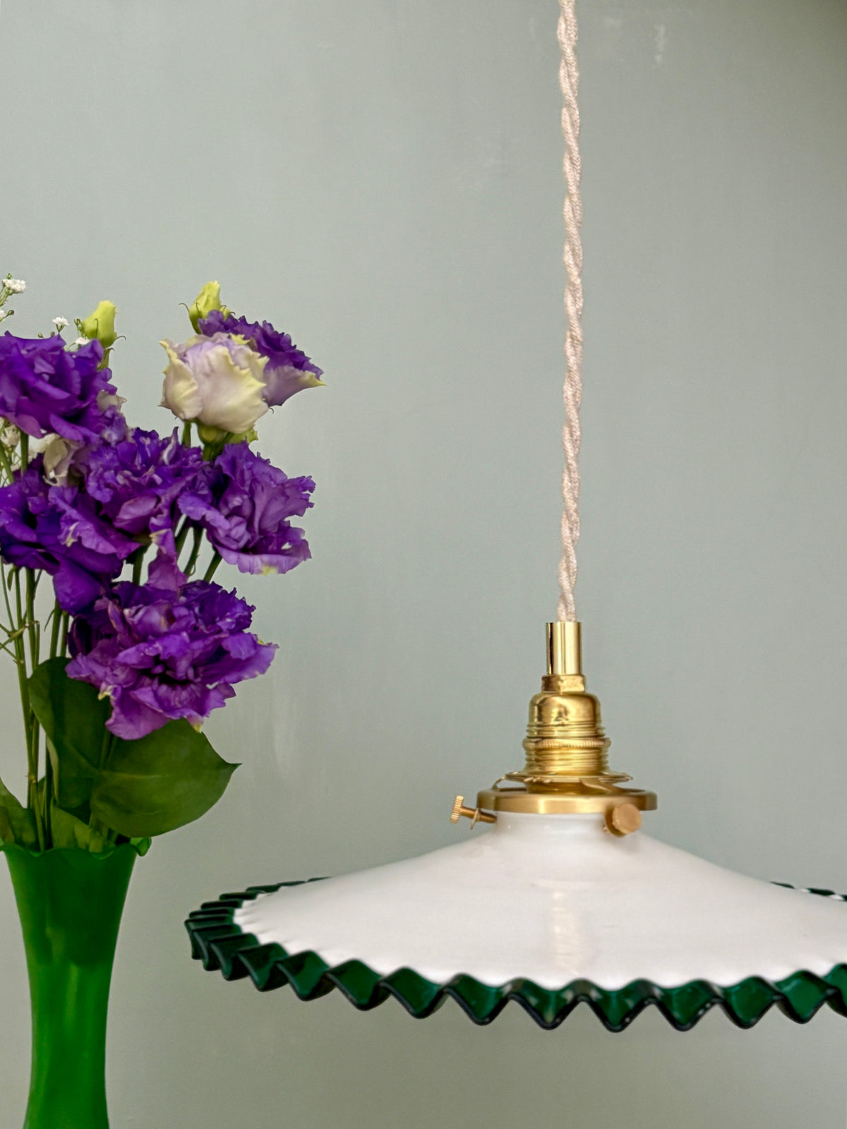 Suspension abat-jour ancien en opaline blanche et liseré vert foncé