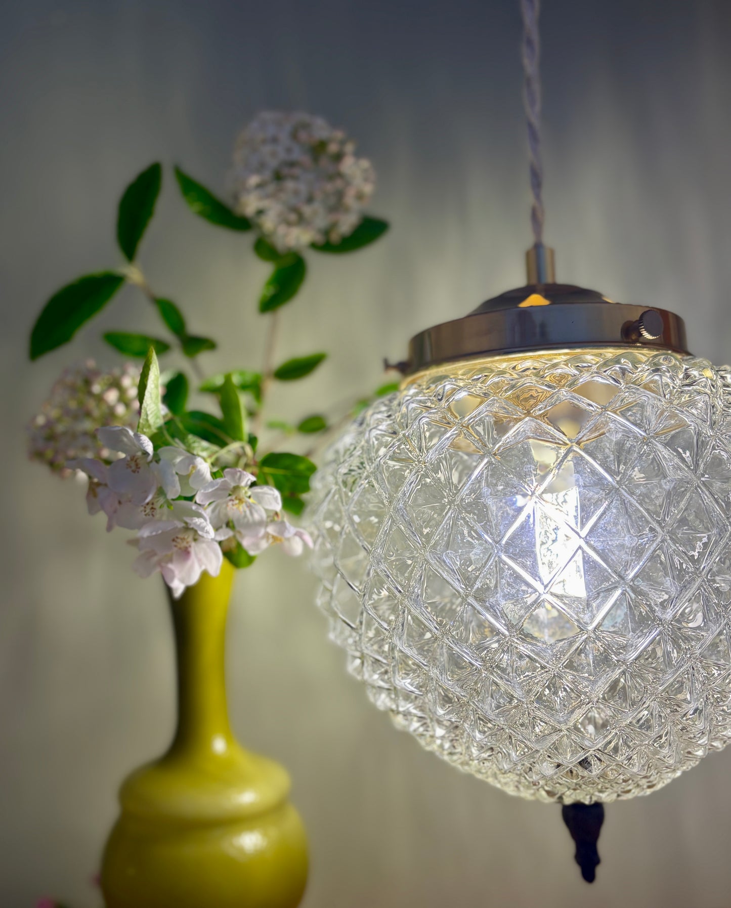 Suspension globe vintage en verre moulé pointe de diamant