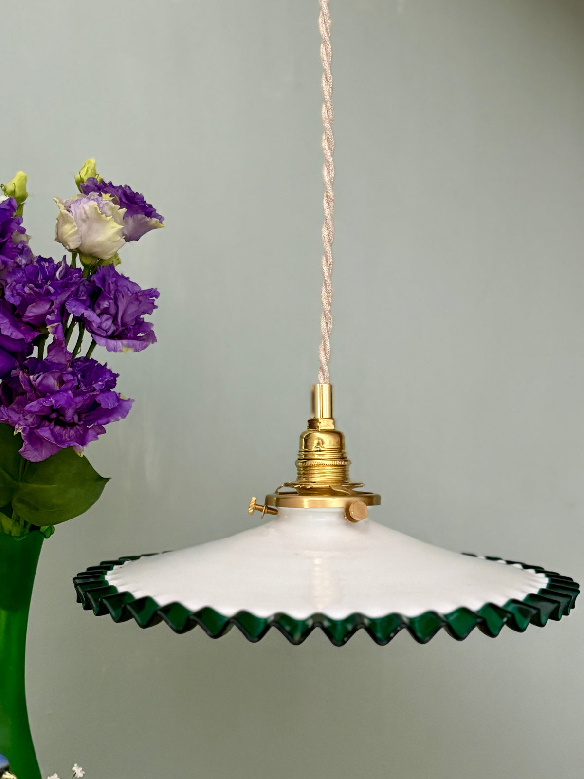 Suspension abat-jour ancien en opaline blanche et liseré vert foncé