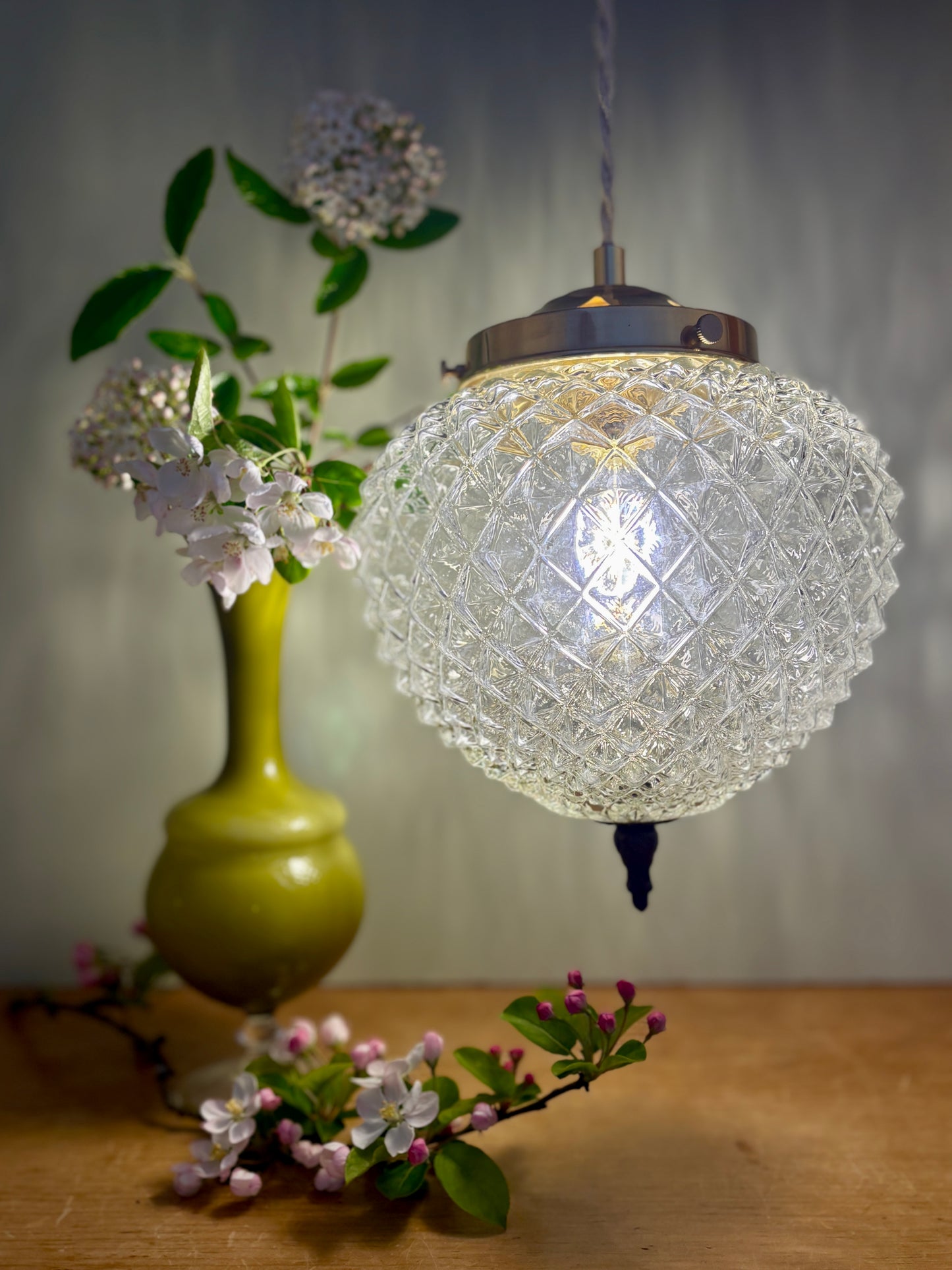Suspension globe vintage en verre moulé pointe de diamant
