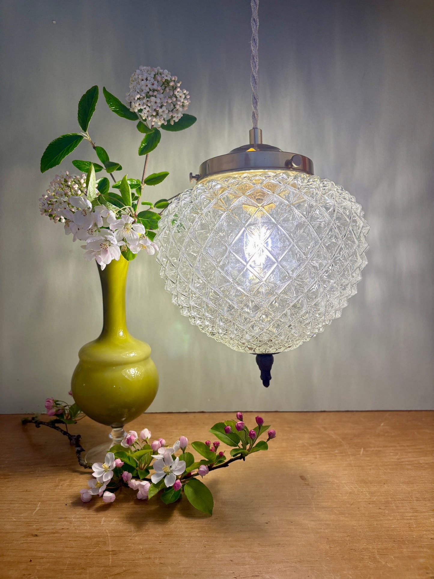 Suspension globe vintage en verre moulé pointe de diamant