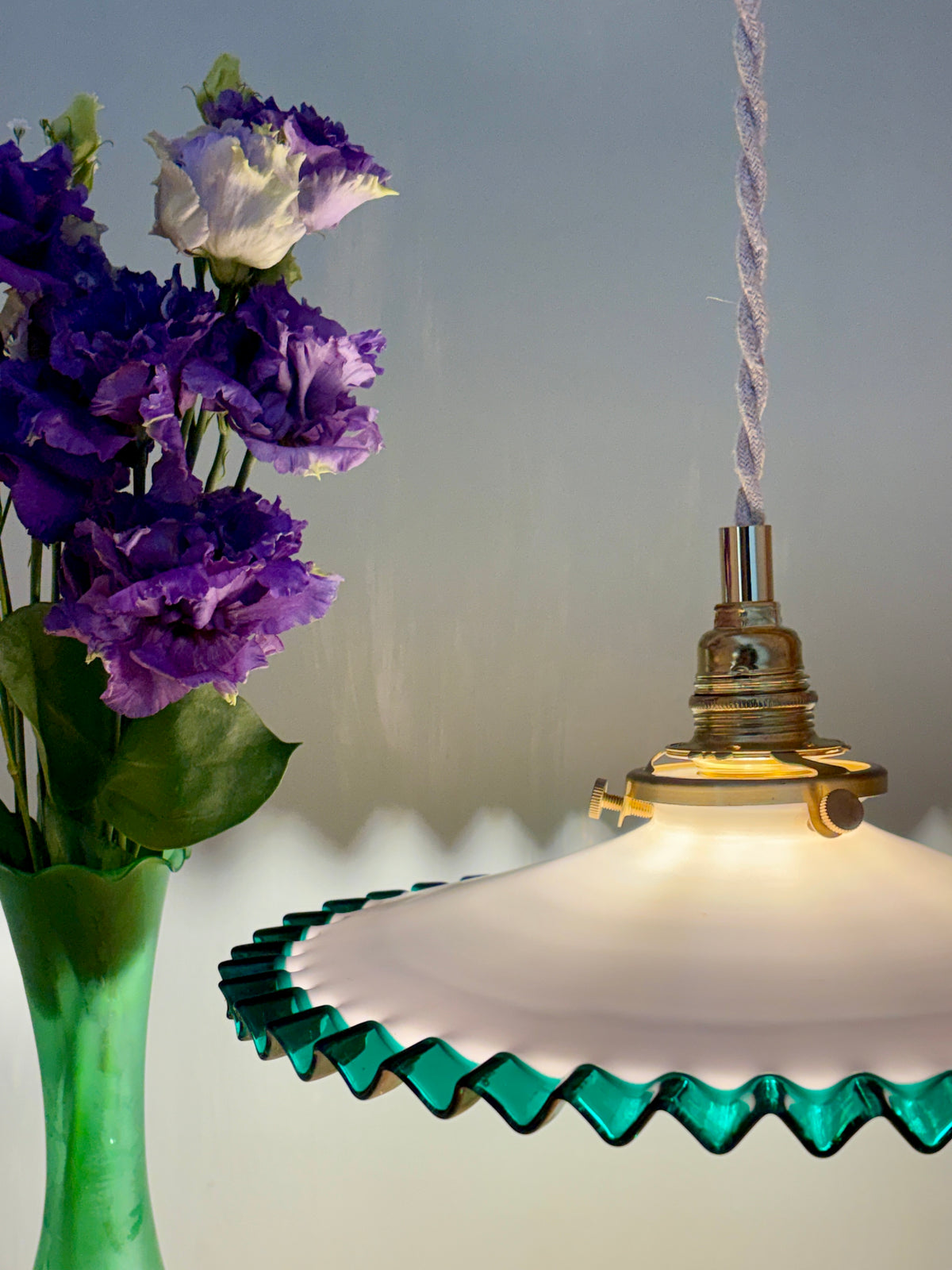 Suspension abat-jour ancien en opaline blanche et liseré vert foncé