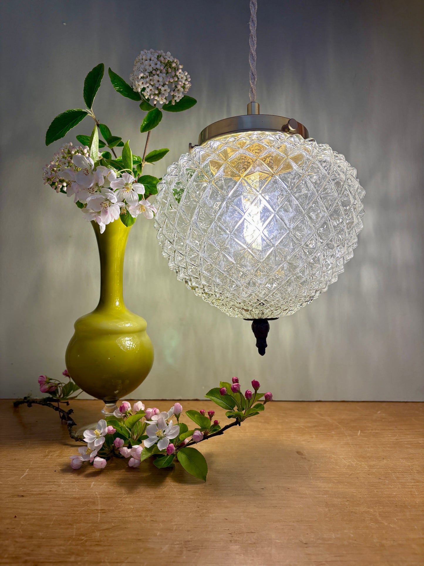 Suspension globe vintage en verre moulé pointe de diamant