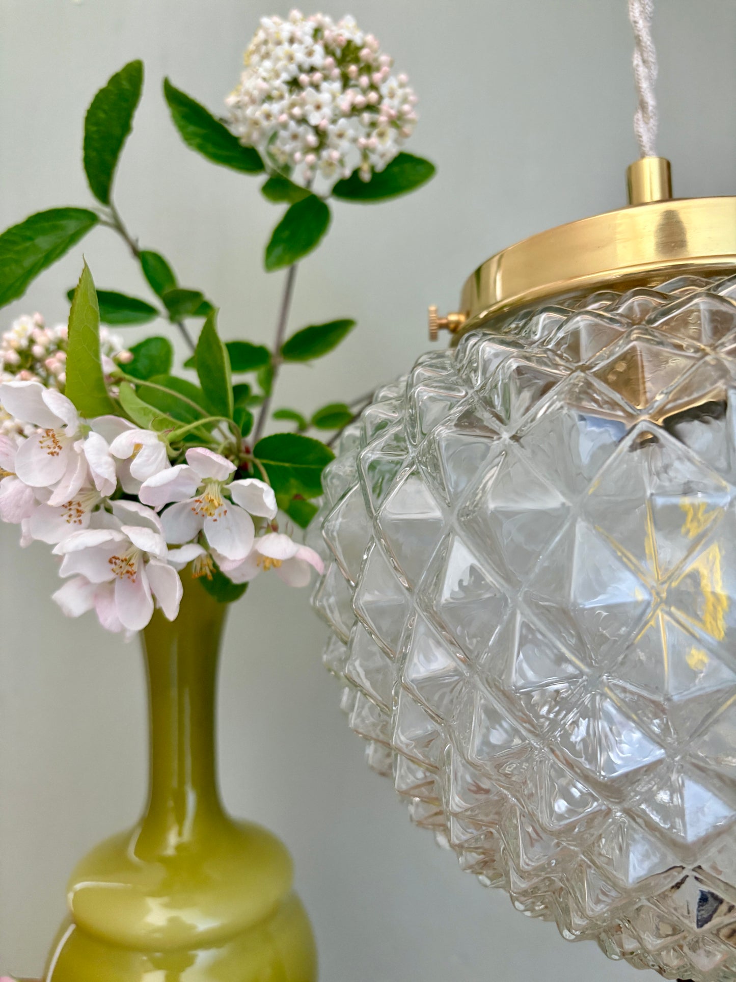Suspension globe vintage en verre moulé pointe de diamant