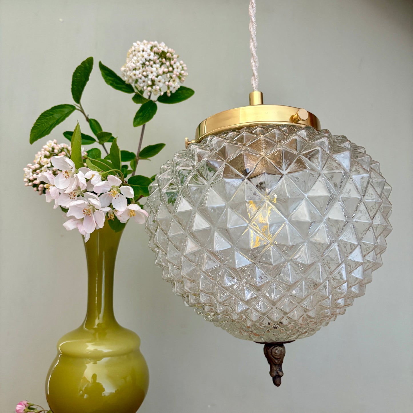 Suspension globe vintage en verre moulé pointe de diamant