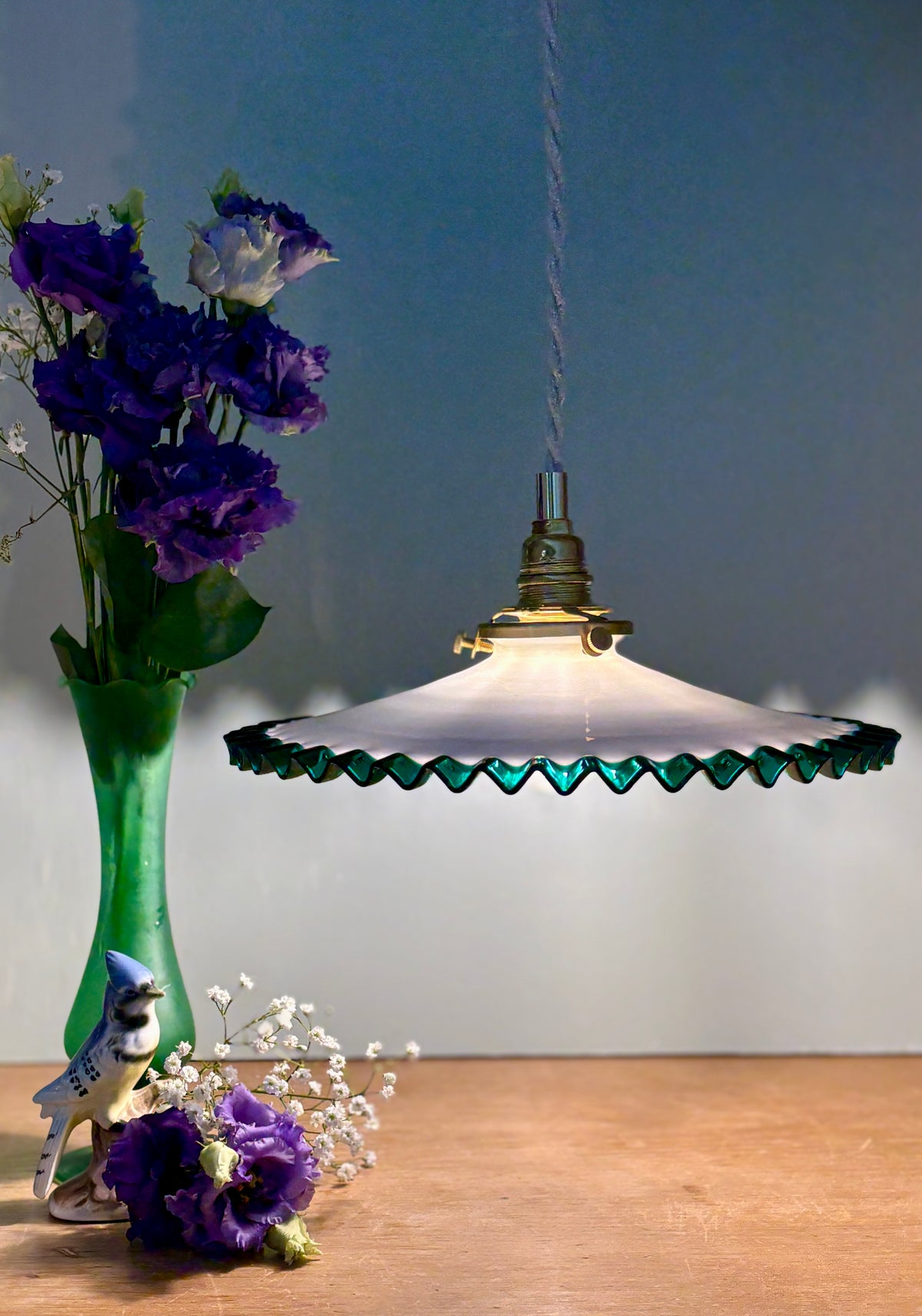 Suspension abat-jour ancien en opaline blanche et liseré vert foncé