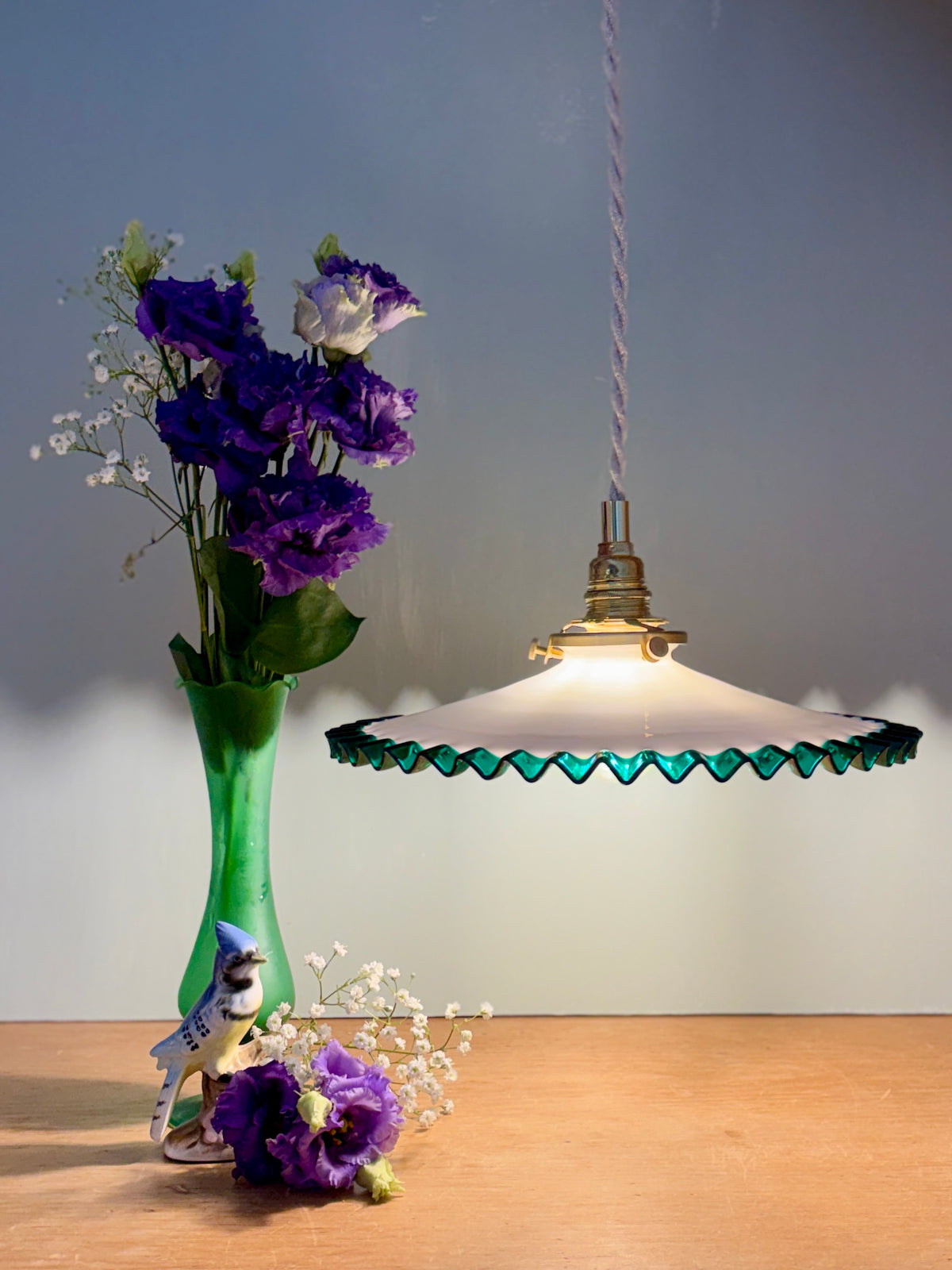 Suspension abat-jour ancien en opaline blanche et liseré vert foncé
