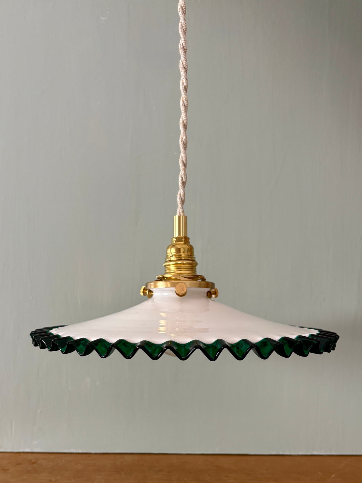 Suspension abat-jour ancien en opaline blanche et liseré vert foncé
