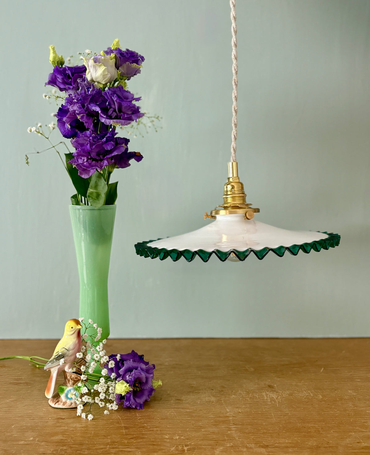 Suspension abat-jour ancien en opaline blanche et liseré vert clair