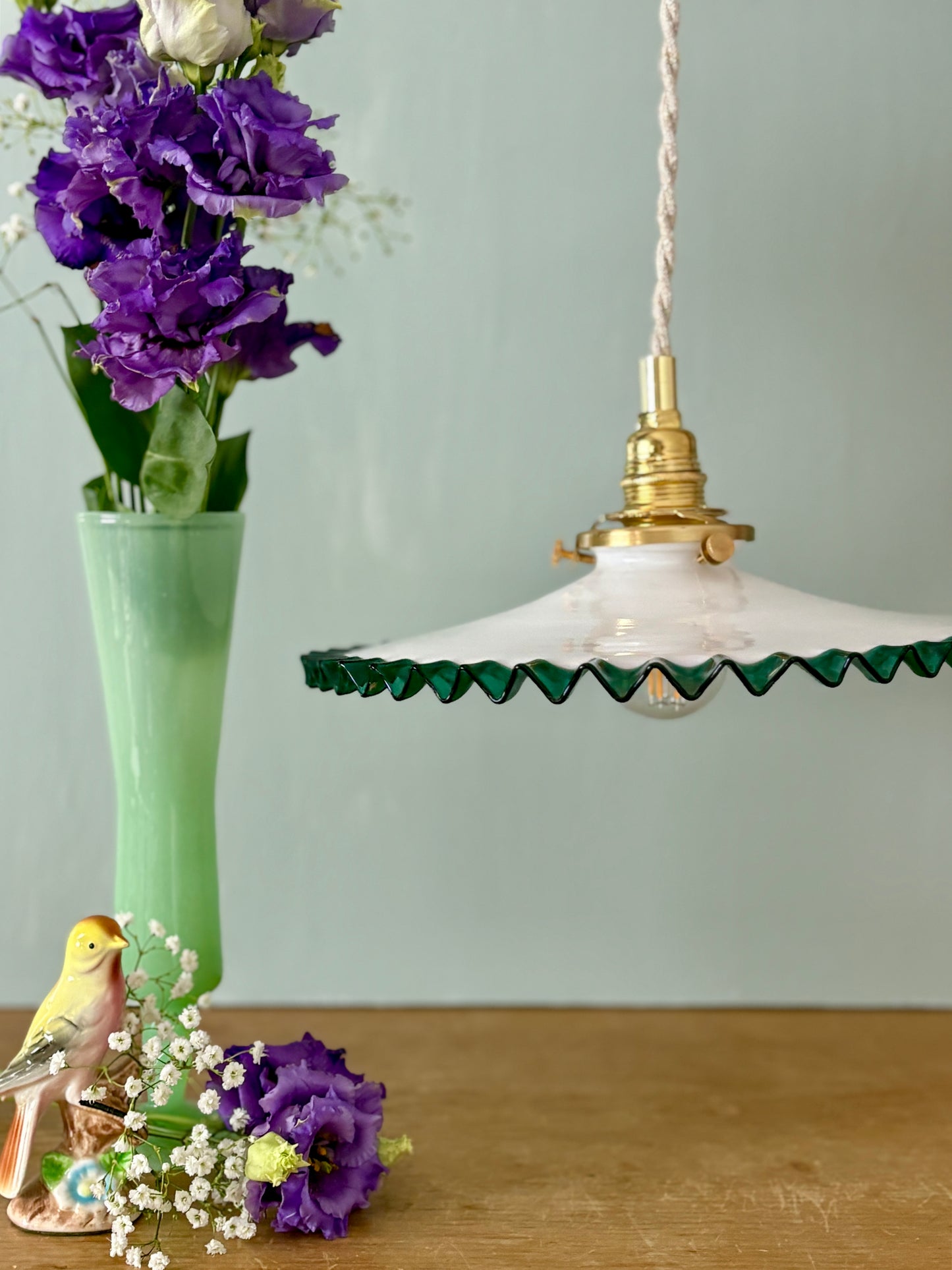 Suspension abat-jour ancien en opaline blanche et liseré vert clair