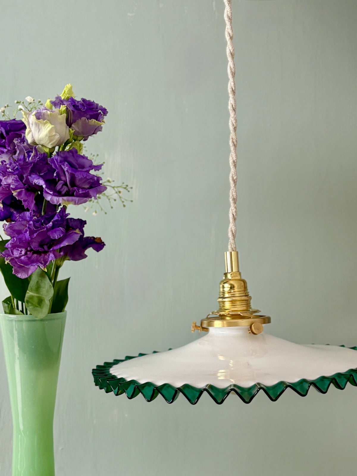 Suspension abat-jour ancien en opaline blanche et liseré vert clair