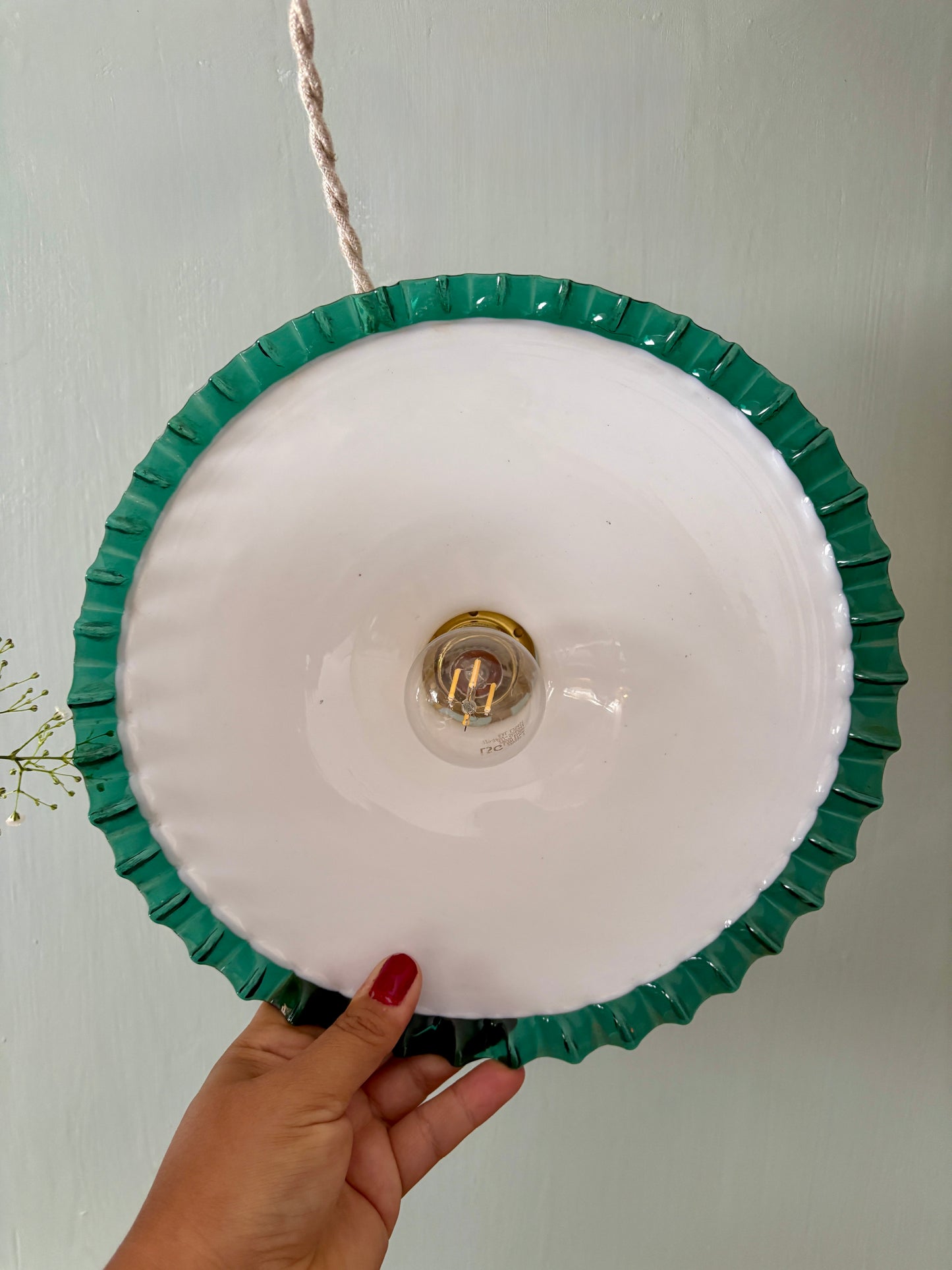 Suspension abat-jour ancien en opaline blanche et liseré vert clair
