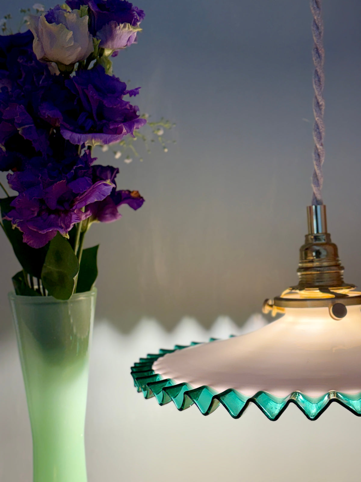 Suspension abat-jour ancien en opaline blanche et liseré vert clair