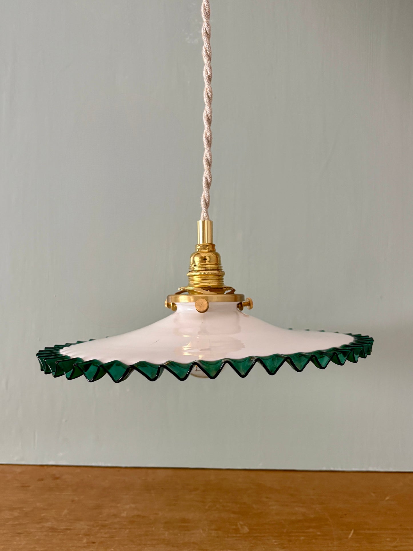Suspension abat-jour ancien en opaline blanche et liseré vert clair