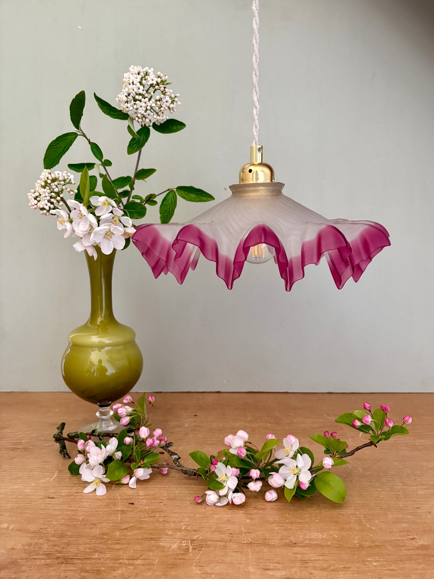 Suspension abat-jour vintage dentelle en verre dépoli rose