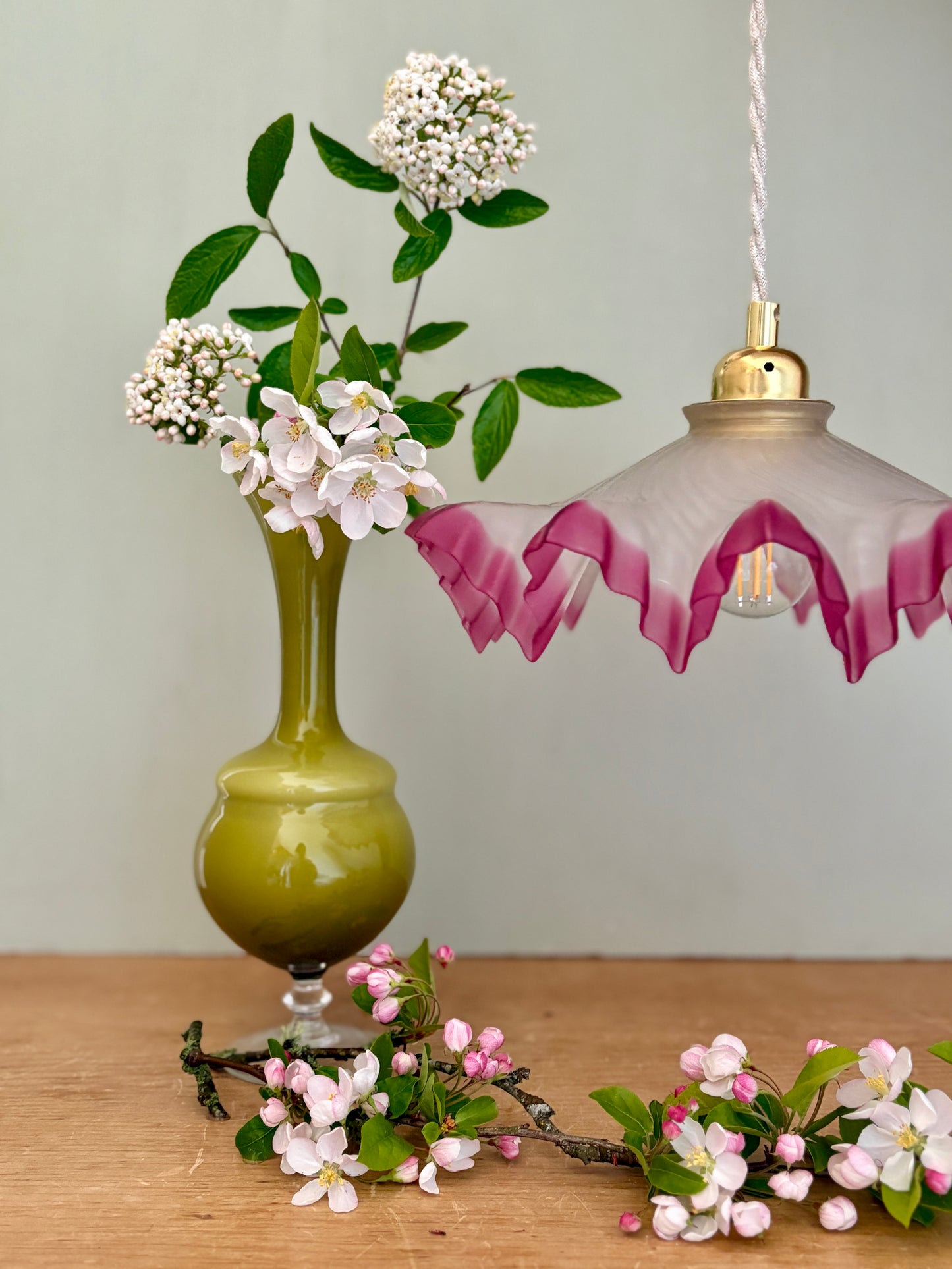 Suspension abat-jour vintage dentelle en verre dépoli rose