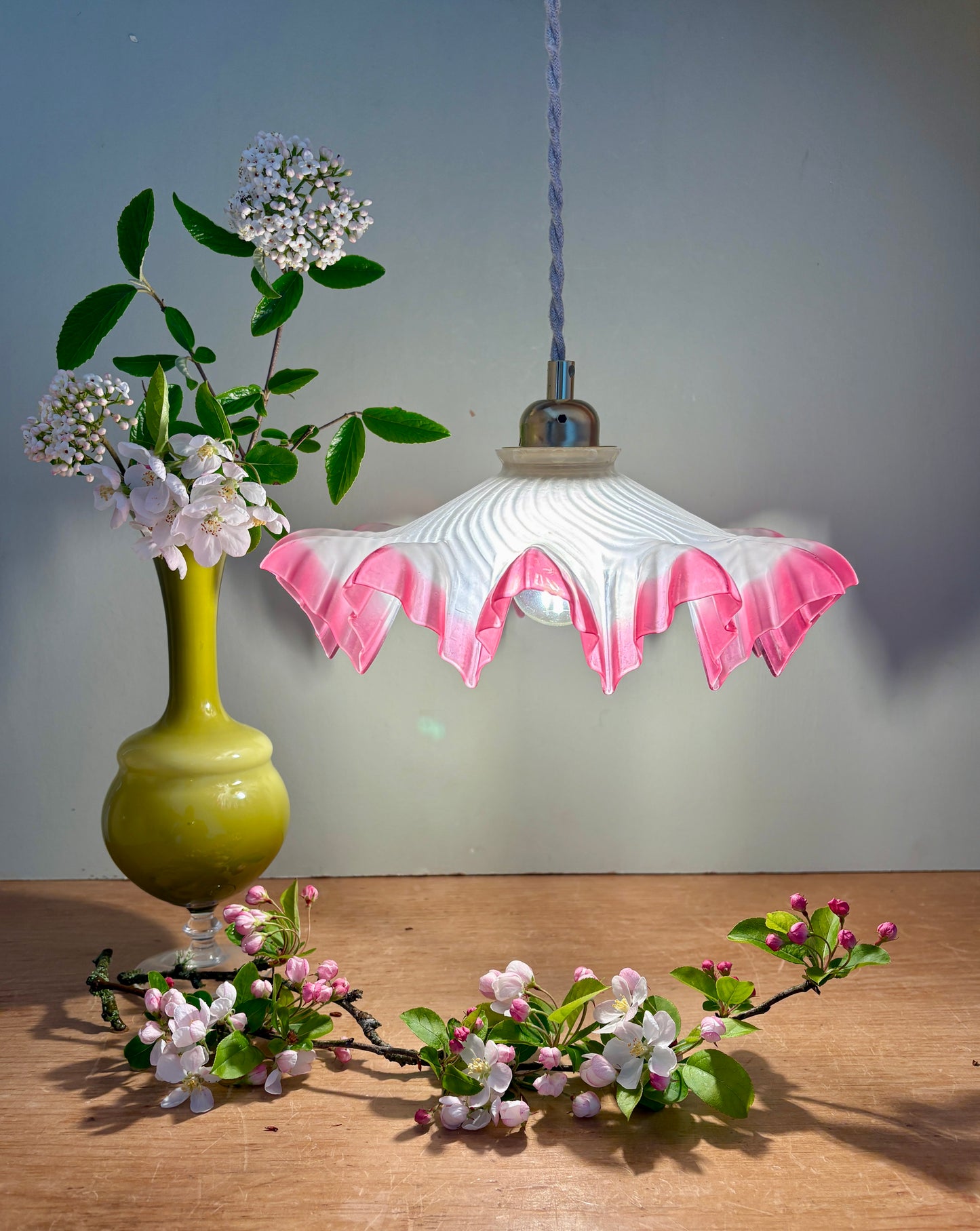 Suspension abat-jour vintage dentelle en verre dépoli rose