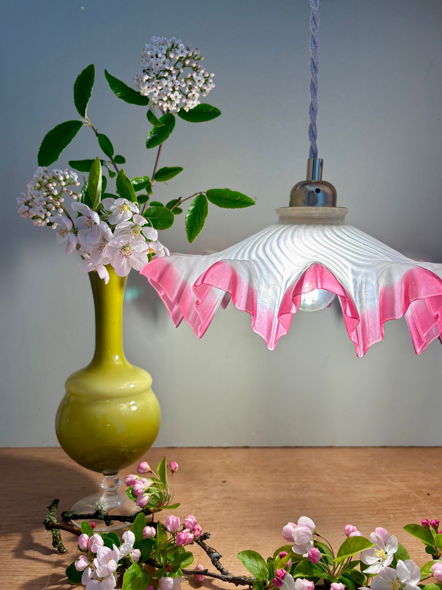 Suspension abat-jour vintage dentelle en verre dépoli rose