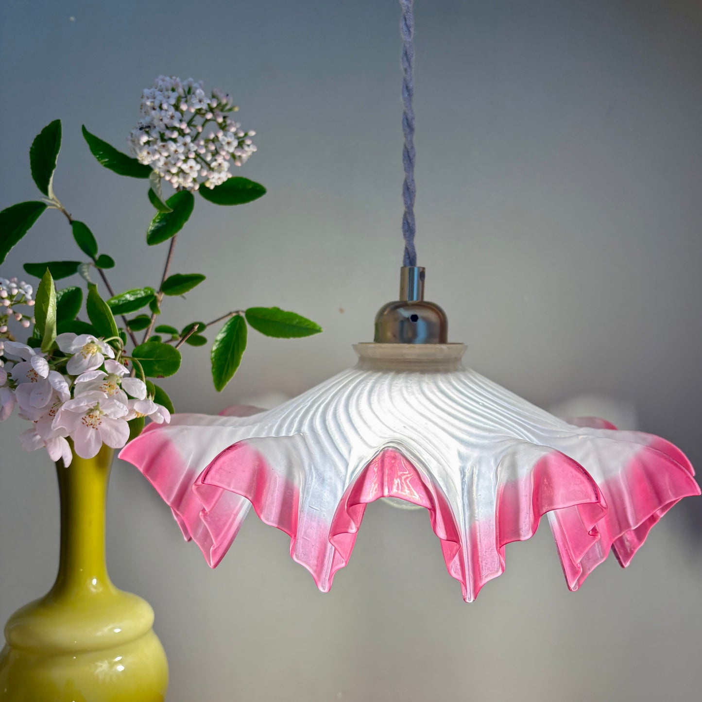 Suspension abat-jour vintage dentelle en verre dépoli rose
