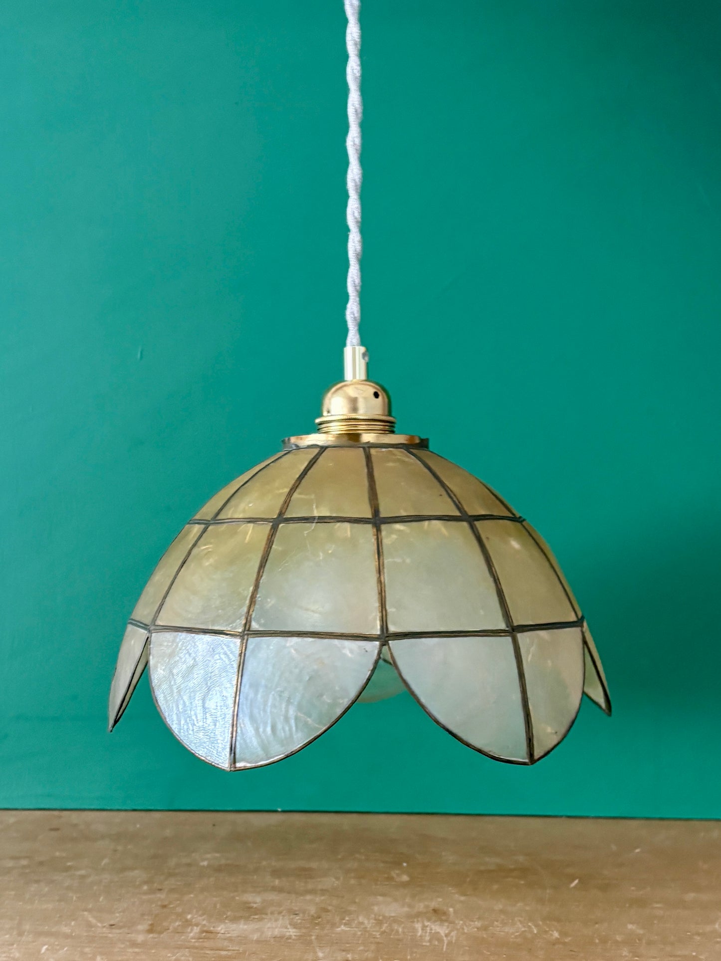Suspension abat-jour vintage en nacre et laiton