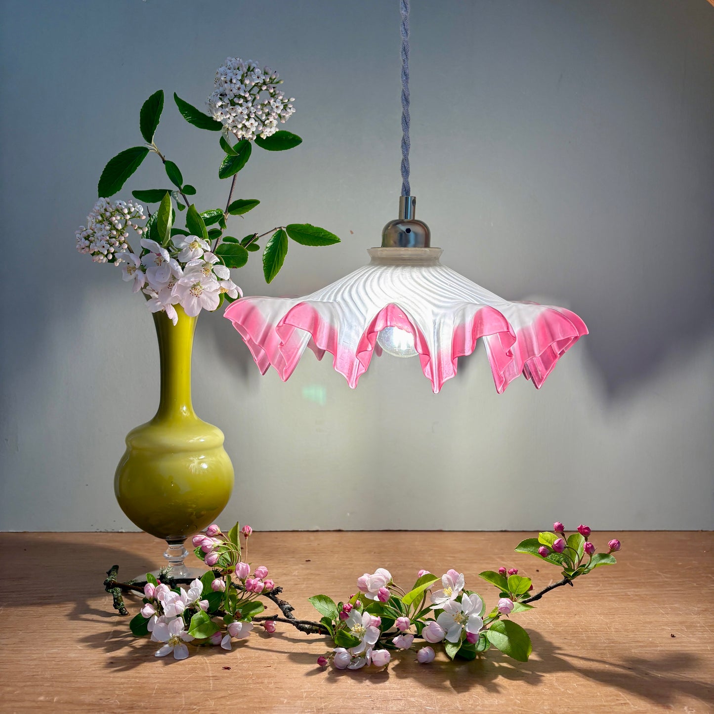 Suspension abat-jour vintage dentelle en verre dépoli rose