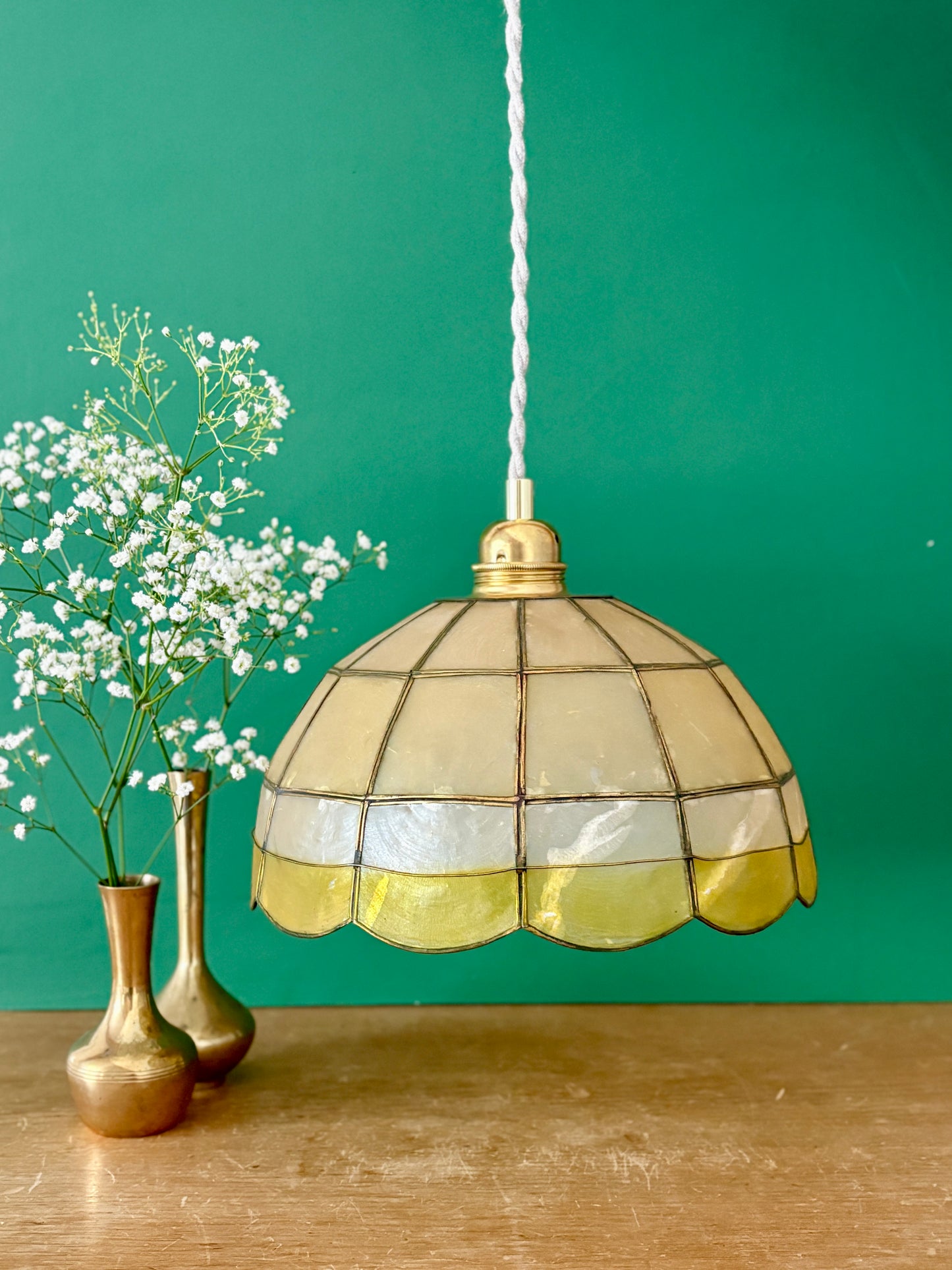 Suspension abat-jour ancien en nacre beige, blanche et jaune