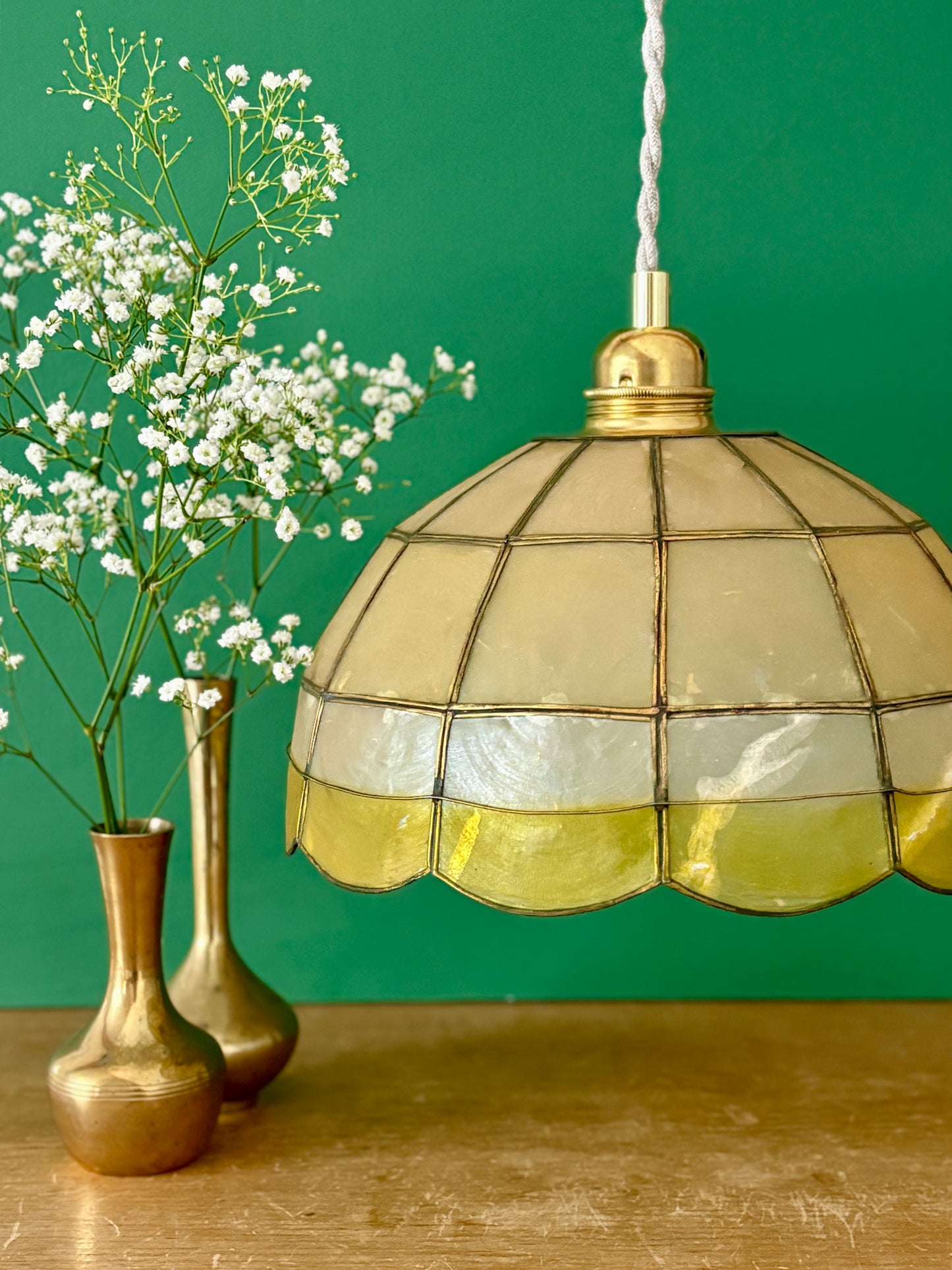 Suspension abat-jour ancien en nacre beige, blanche et jaune