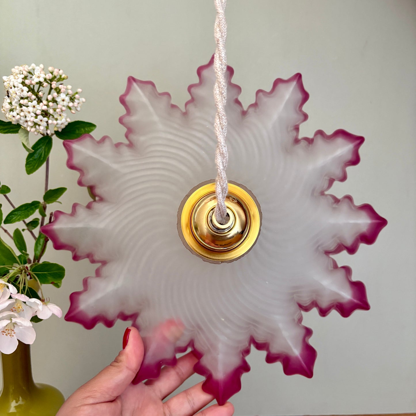 Suspension abat-jour vintage dentelle en verre dépoli rose