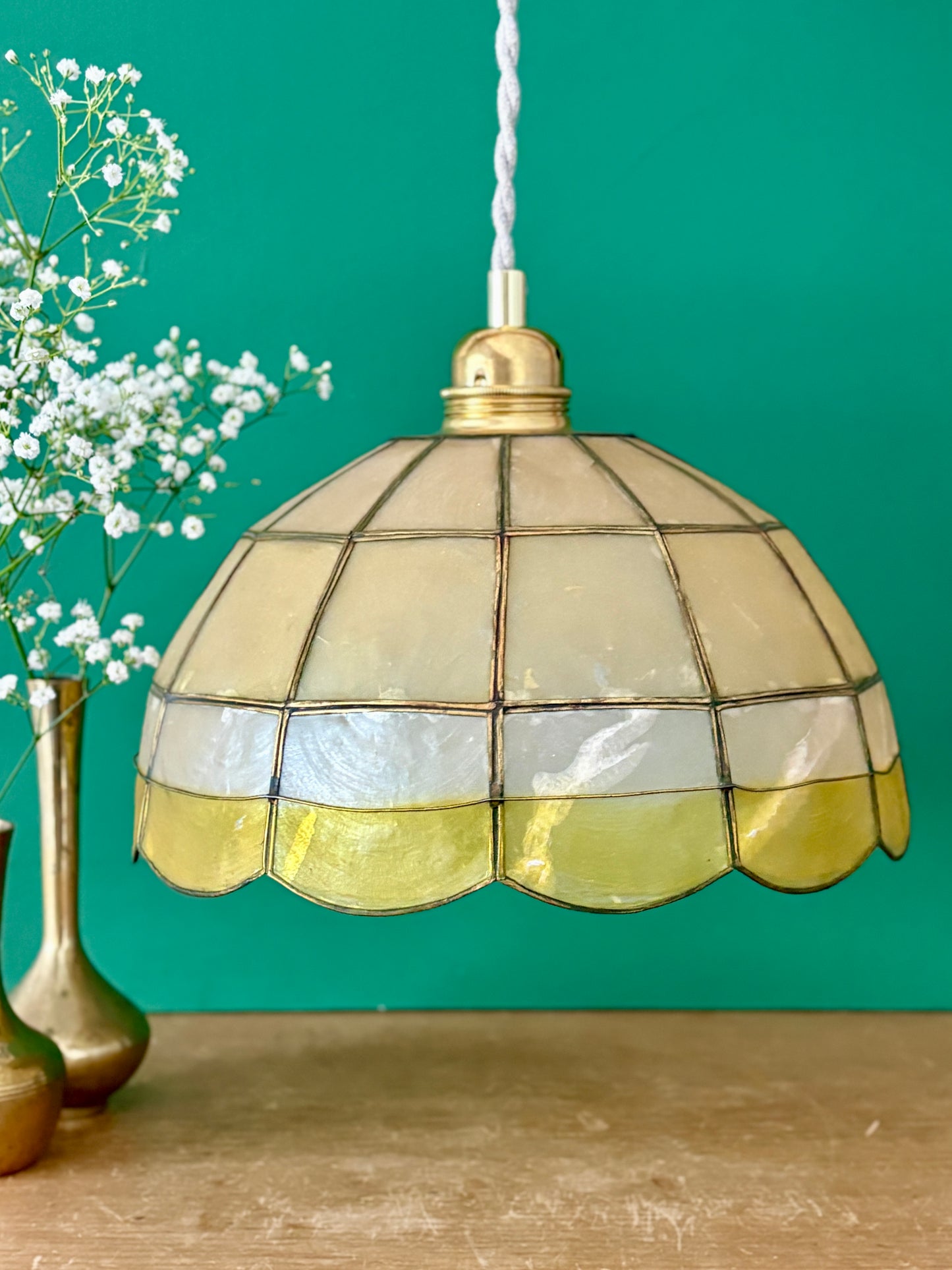 Suspension abat-jour ancien en nacre beige, blanche et jaune