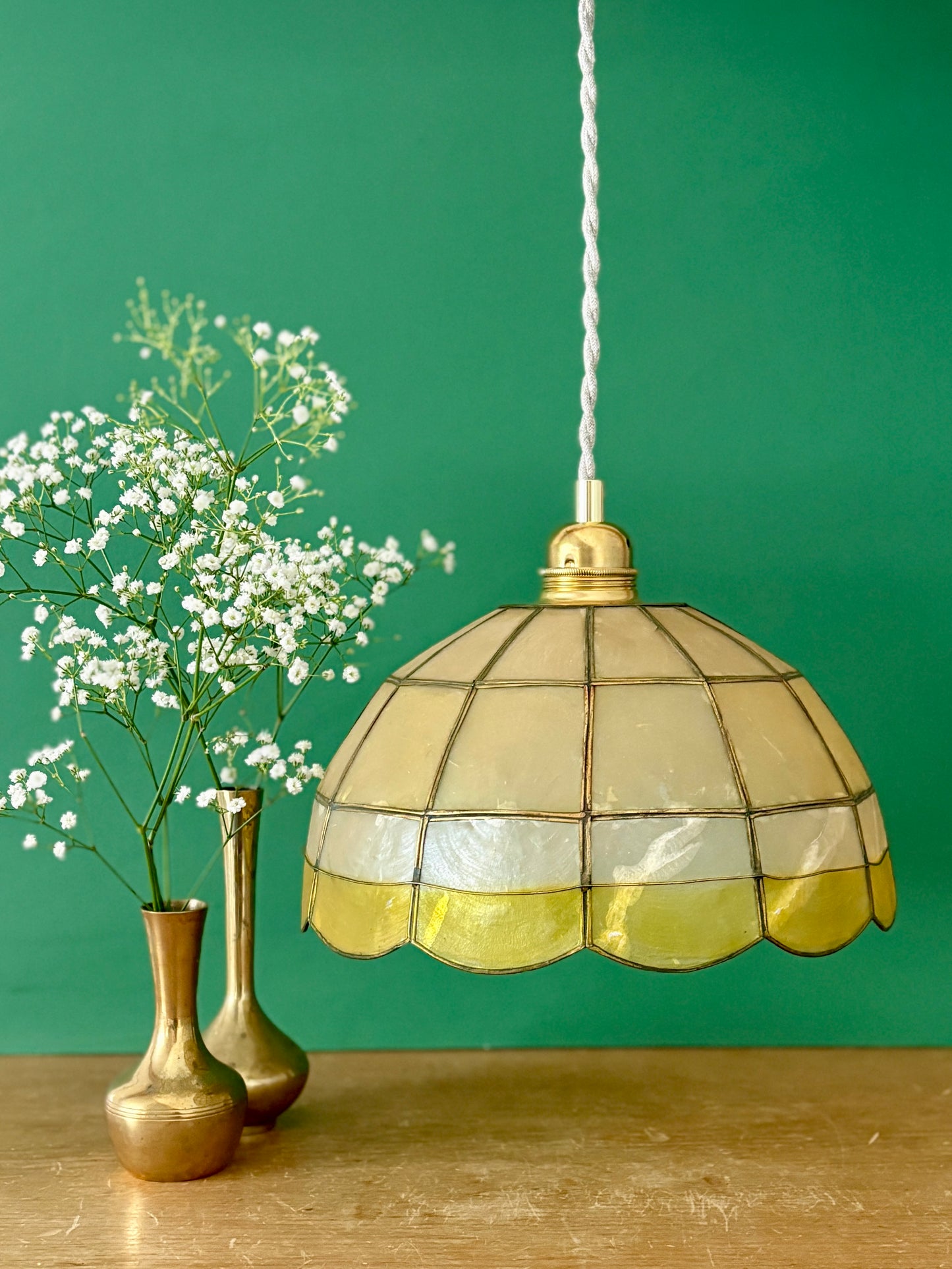 Suspension abat-jour ancien en nacre beige, blanche et jaune