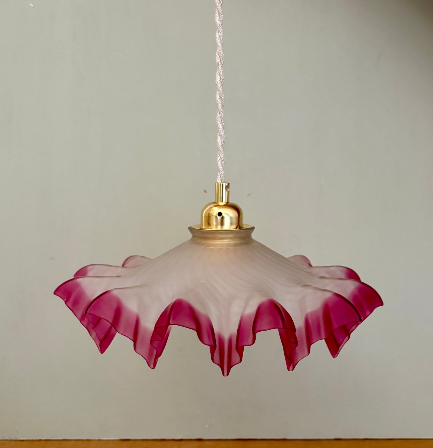 Suspension abat-jour vintage dentelle en verre dépoli rose