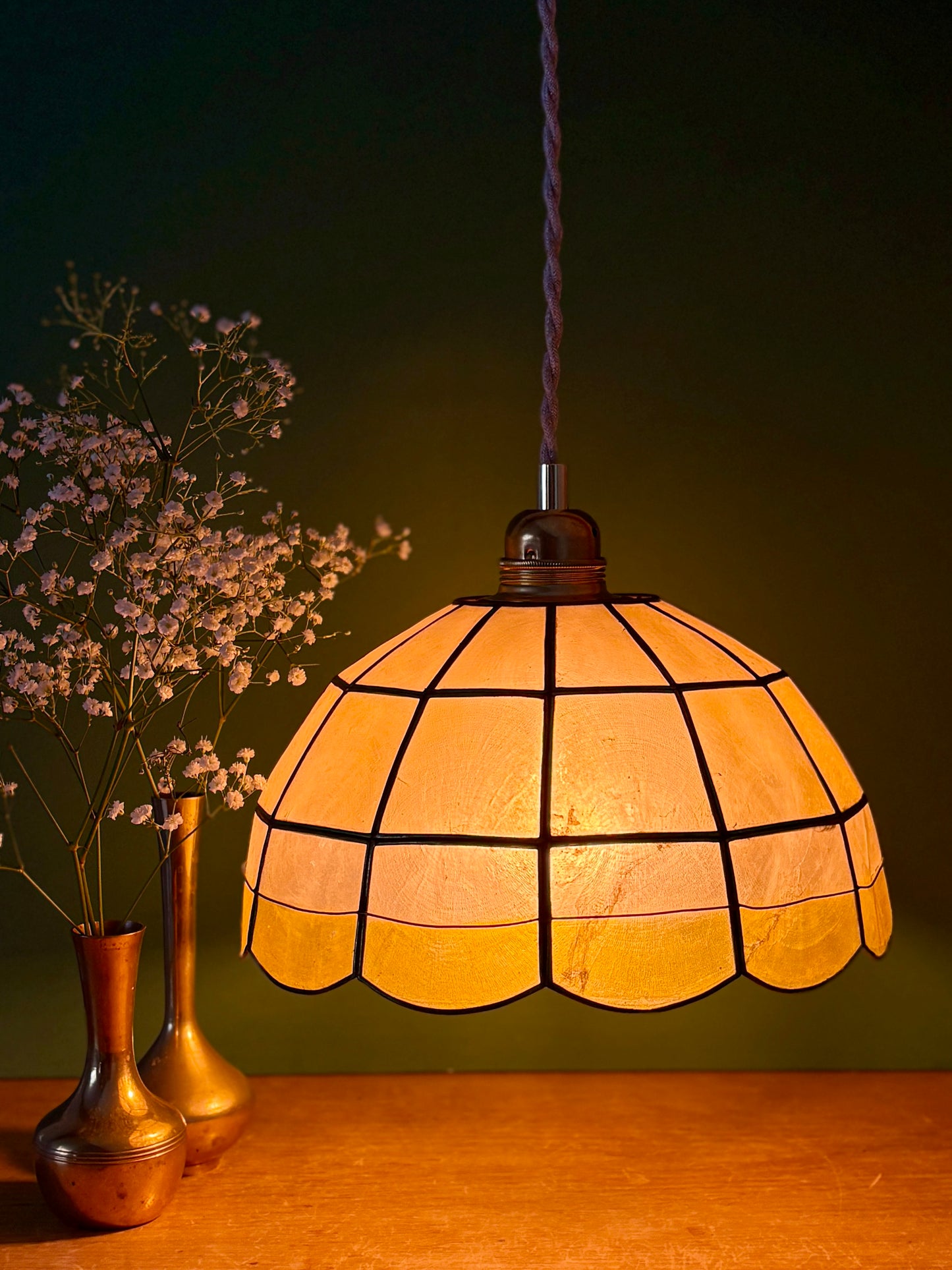 Suspension abat-jour ancien en nacre beige, blanche et jaune