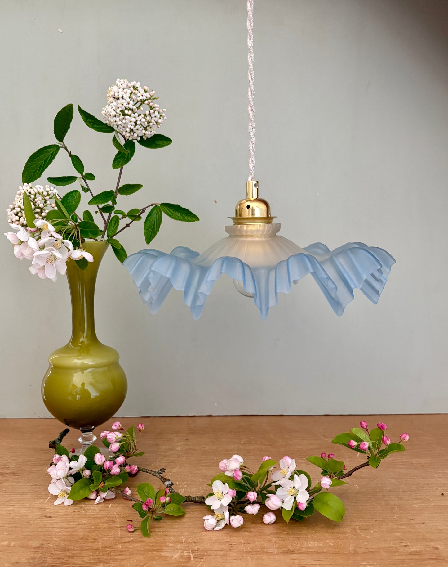 Suspension abat-jour vintage dentelle en verre dépoli bleu