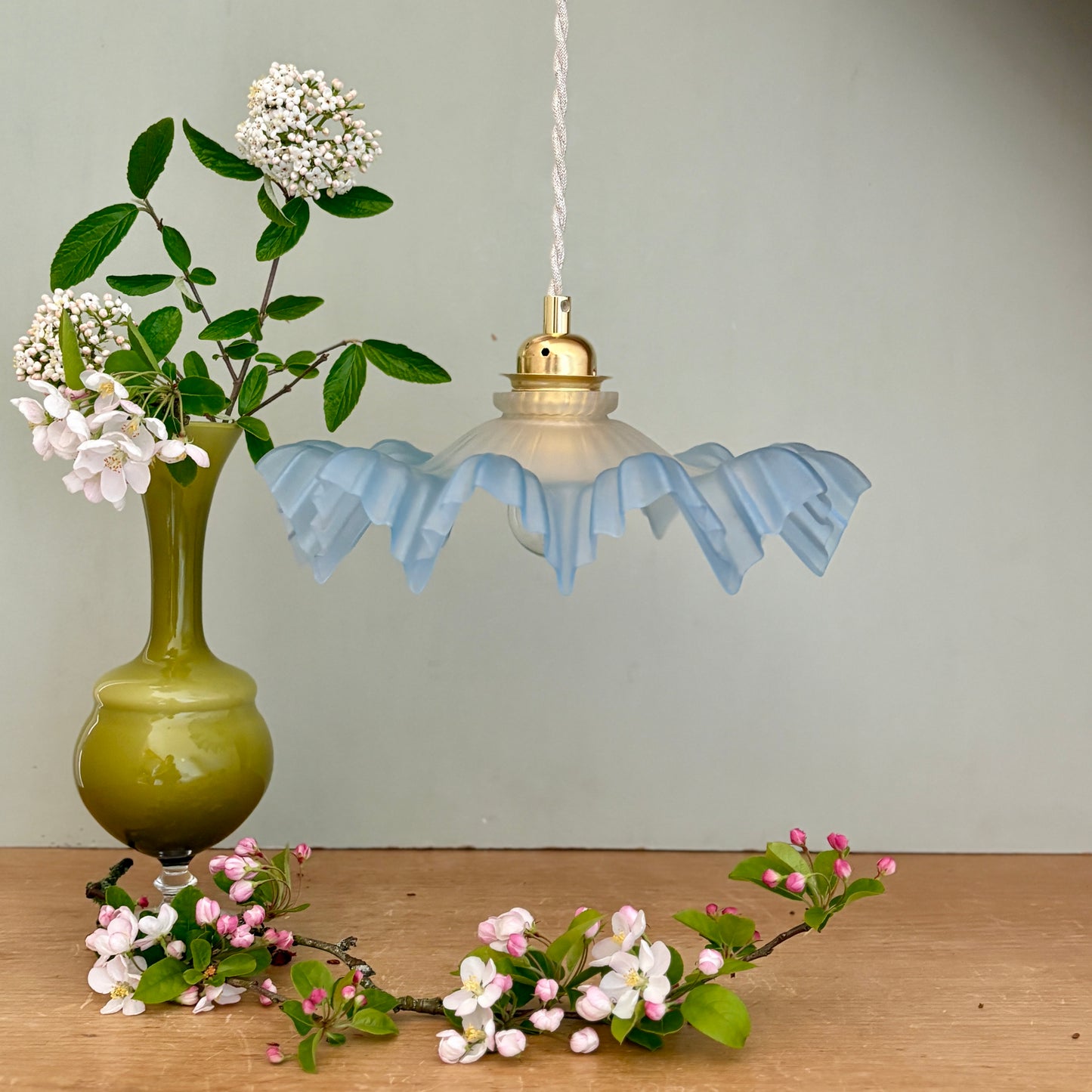 Suspension abat-jour vintage dentelle en verre dépoli bleu