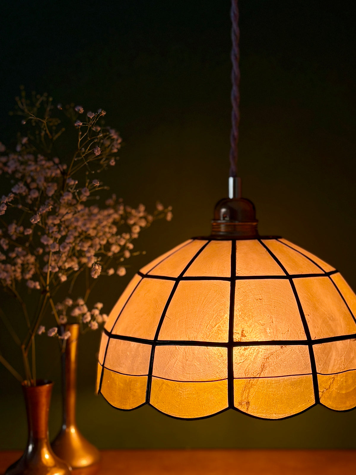 Suspension abat-jour ancien en nacre beige, blanche et jaune