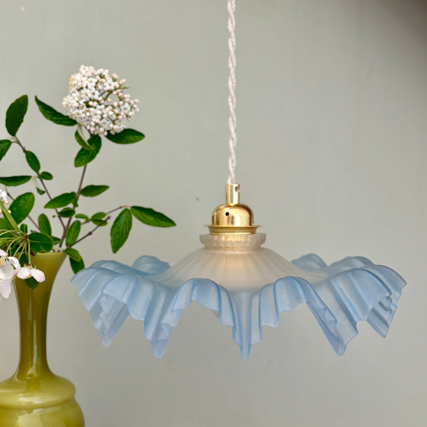 Suspension abat-jour vintage dentelle en verre dépoli bleu