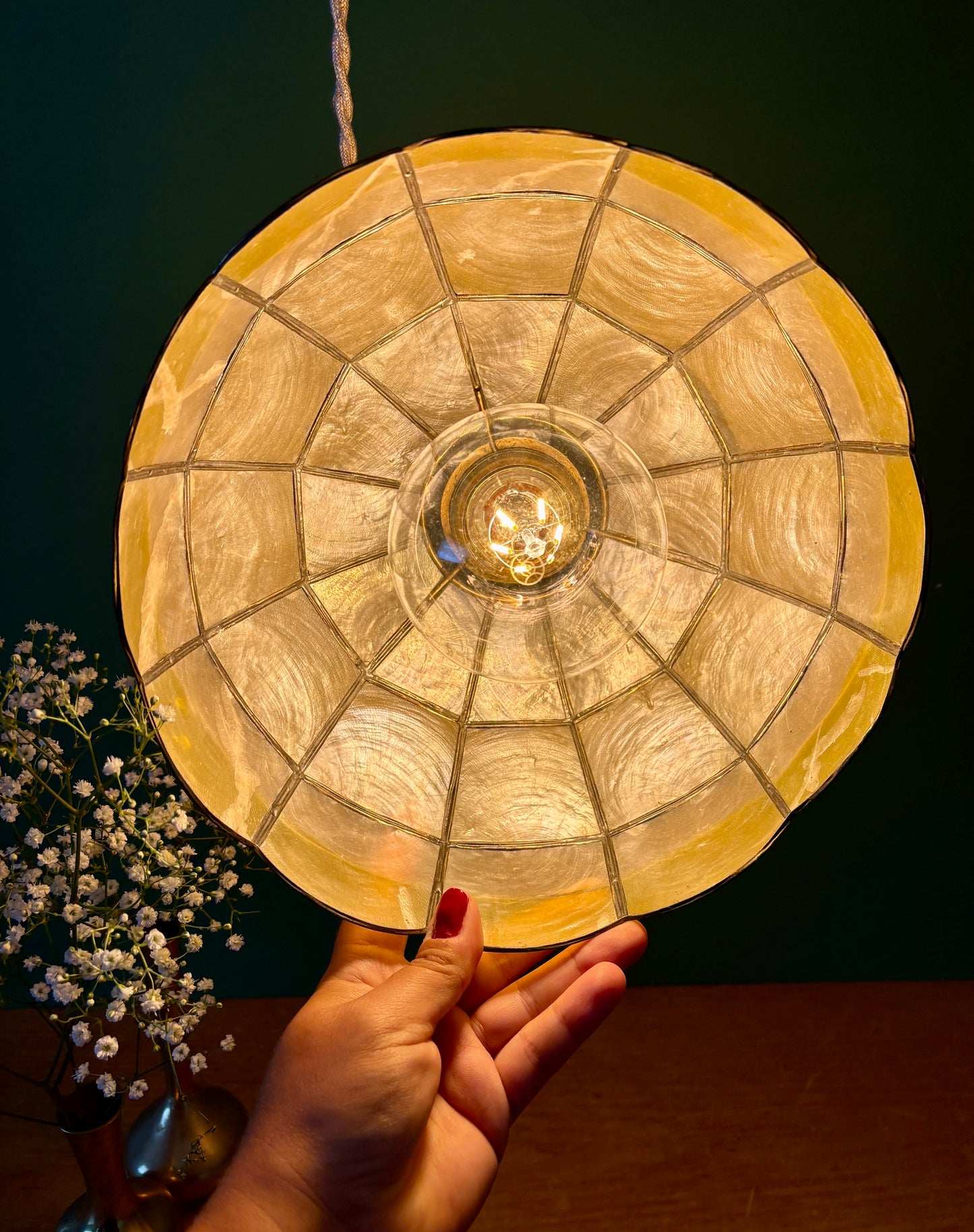 Suspension abat-jour ancien en nacre beige, blanche et jaune