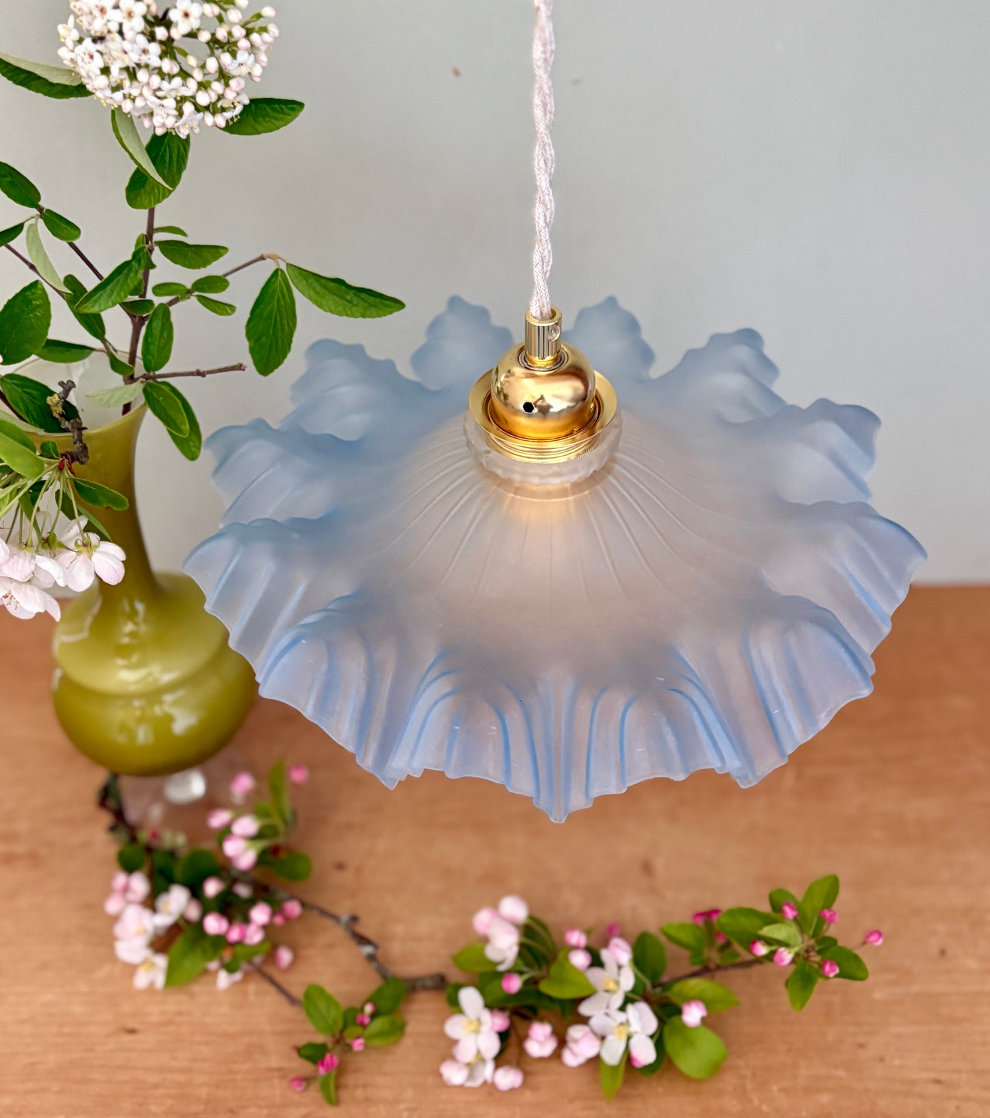 Suspension abat-jour vintage dentelle en verre dépoli bleu