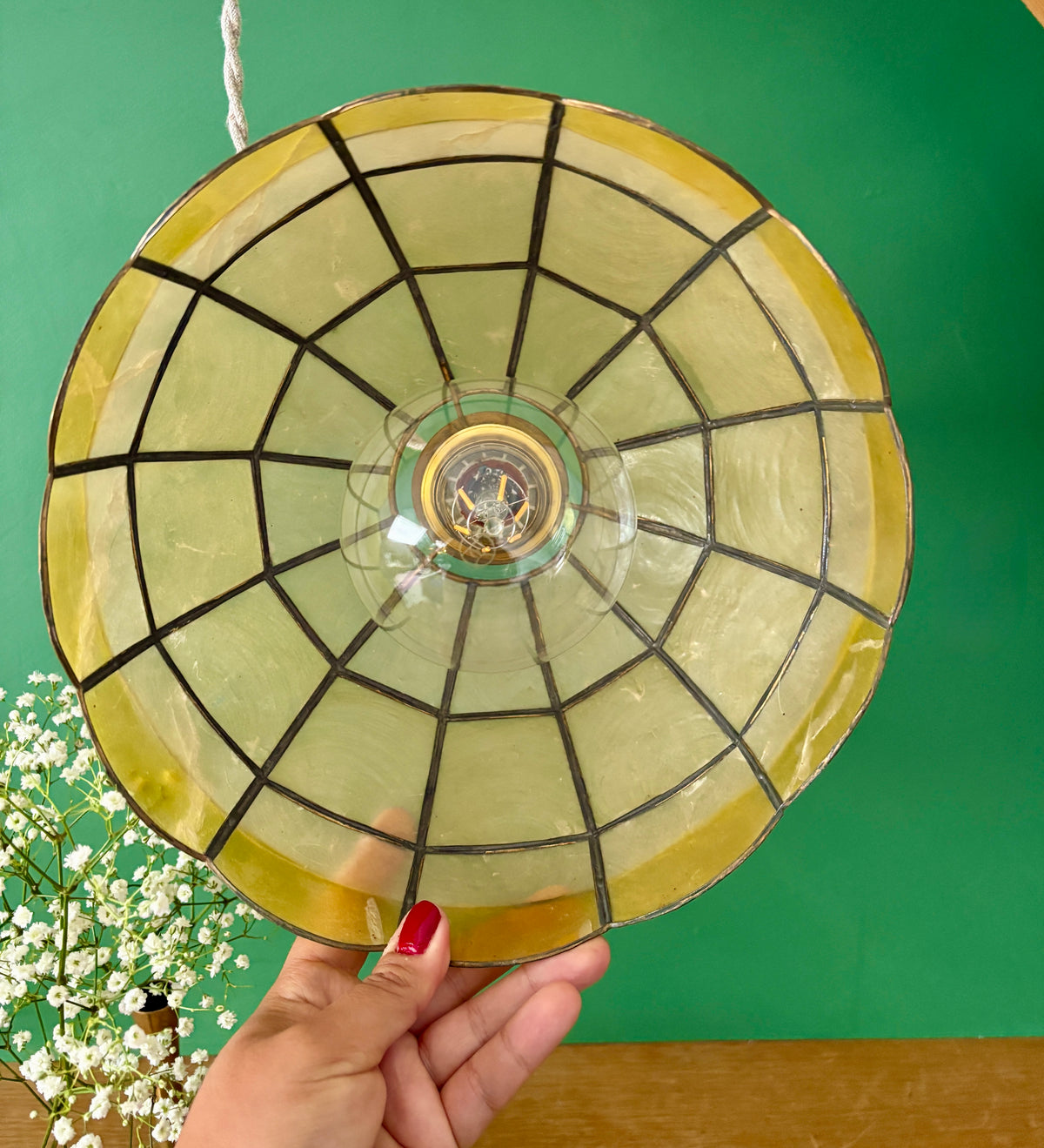 Suspension abat-jour ancien en nacre beige, blanche et jaune